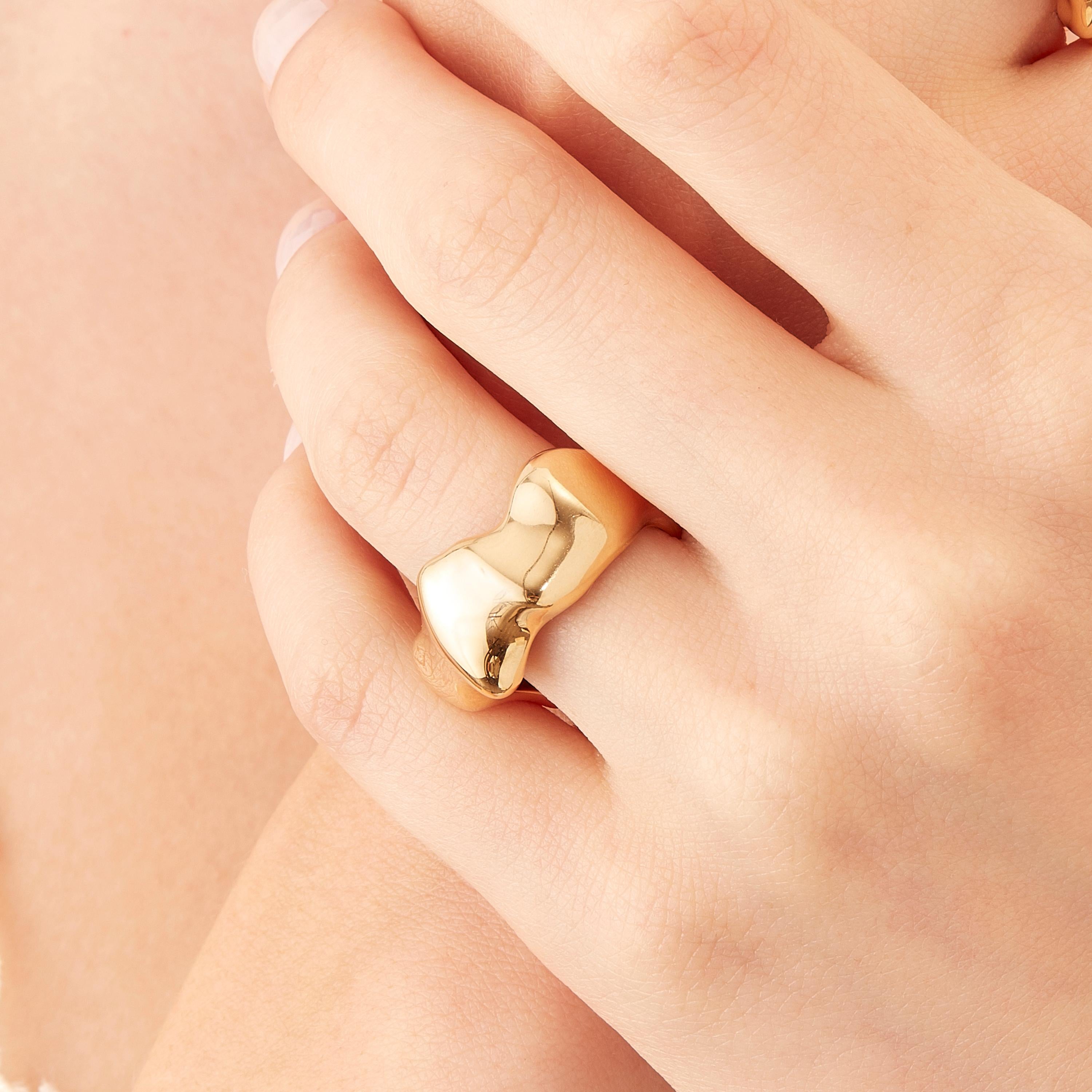 Made by hand in Nathalie Jean's Milan atelier in limited edition, Mercure band Ring is in 18 karat rosé gold, a warm, sophisticated color close to yellow gold. Small, delicate, ebbing sculpture with seemingly random forms, these supple shapes are