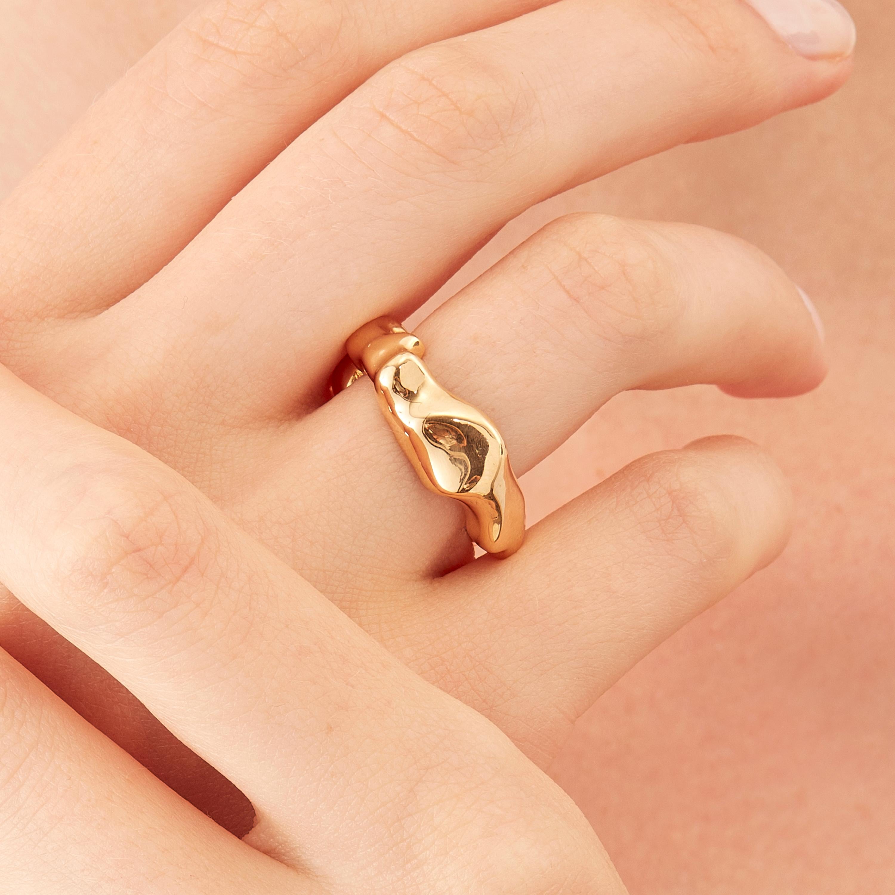 Made by hand in Nathalie Jean's Milan atelier in limited edition, Mercure Small banc Ring is in 18 karat rosé gold, a warm, sophisticated colour close to yellow gold. Small, delicate, ebbing sculpture with seemingly random forms, these supple shapes