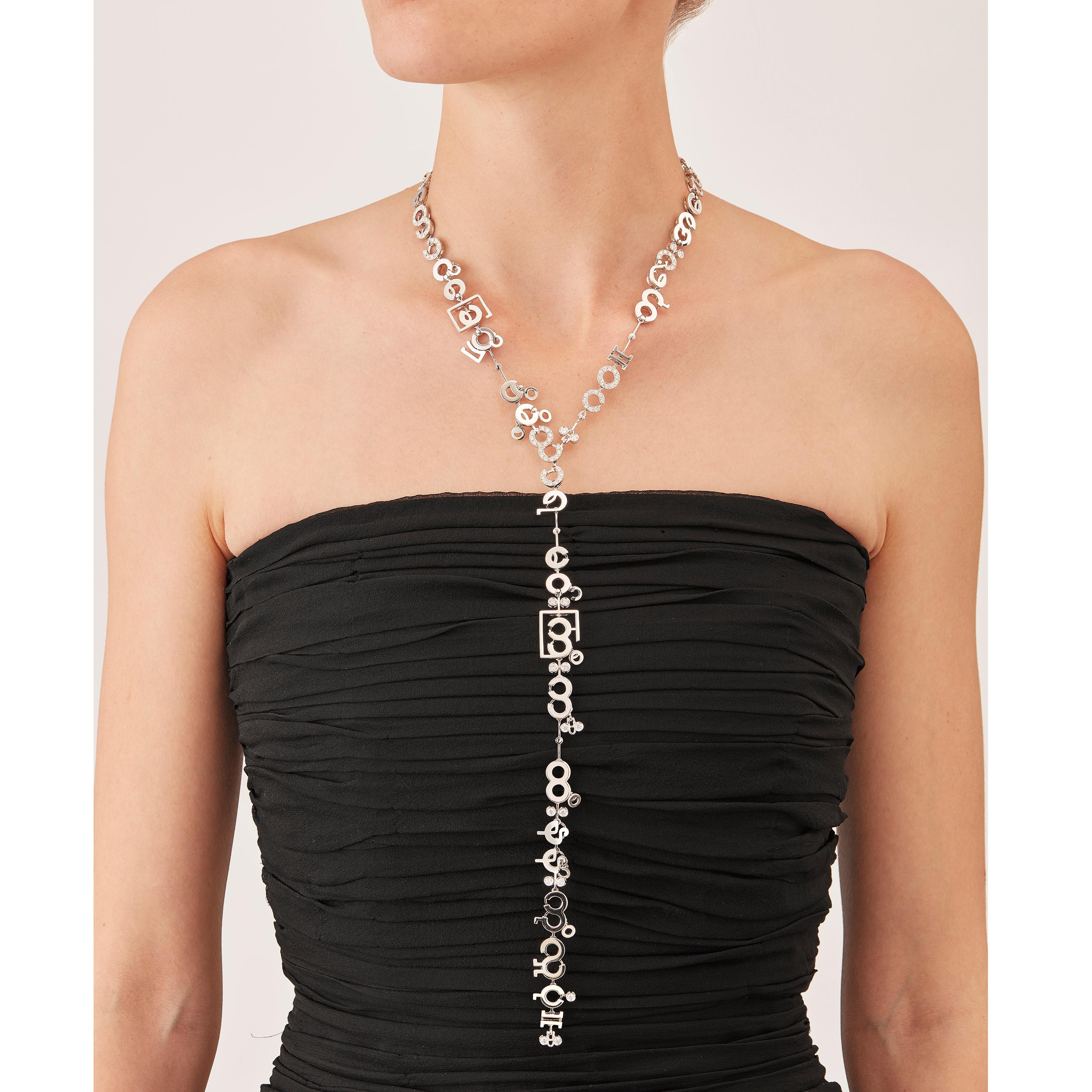 « Writing jewellery »: it is the best way to understand the Suite Birmane, a small series of contemporary unique piece necklaces that can be read as gem-like phrases, composed from the Burmese alphabet. 
Conceived like strange musical scores, each