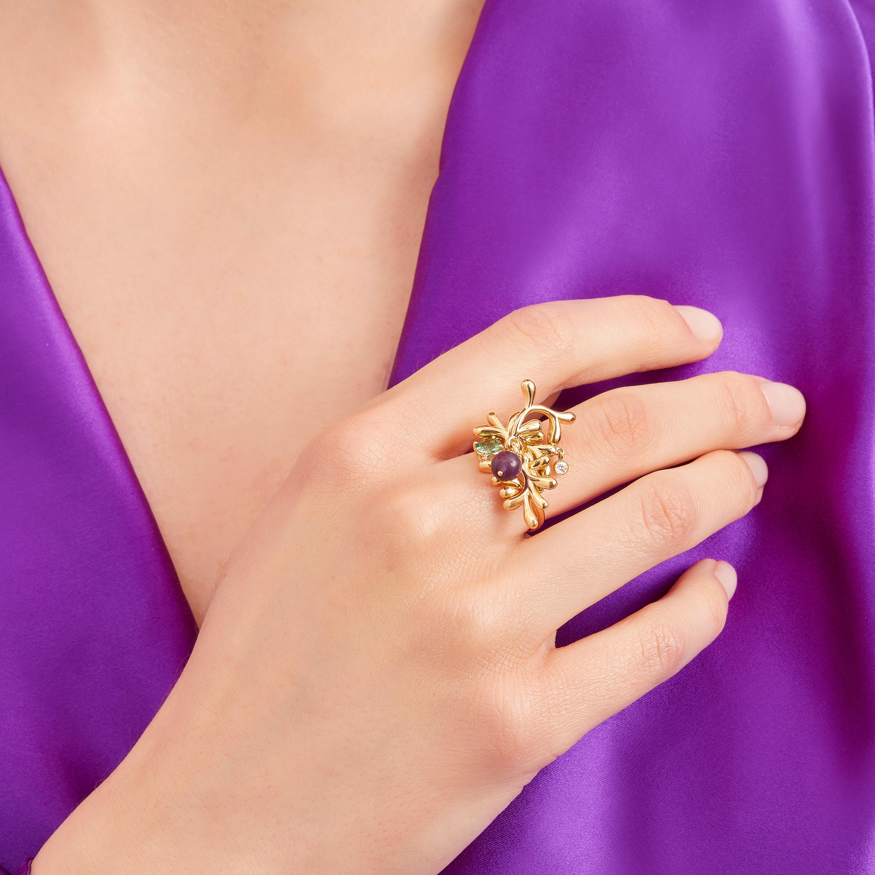 Springing forth from a lush magical wilderness is the JungleRemix ring with its clusters of gold leaves with well-rounded tips jingling and jangling to mimic the swaying movements of exotic flora in the heart of the rainforest. Cast as miniaturized