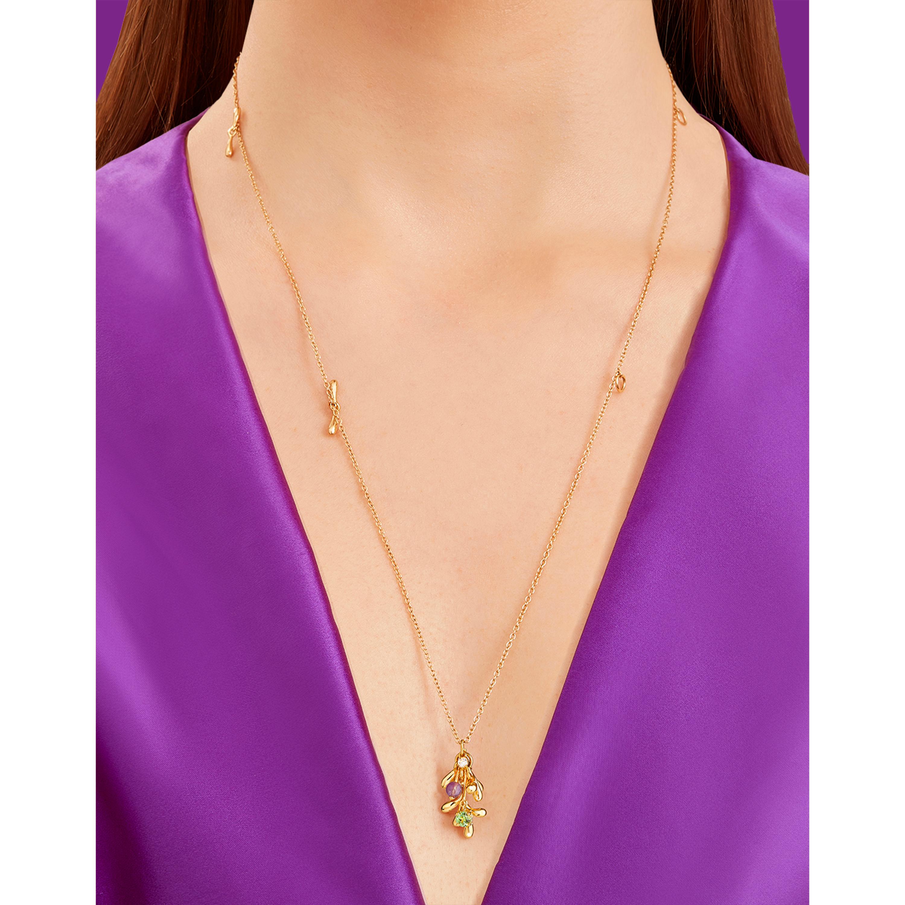 Springing forth from a lush magical jungle, clusters of gold leaves with well-rounded tips jingle and jangle to mimic the swaying movements of exotic flora in the heart of the rainforest. Cast as miniaturised plants in natural style, the leaves of