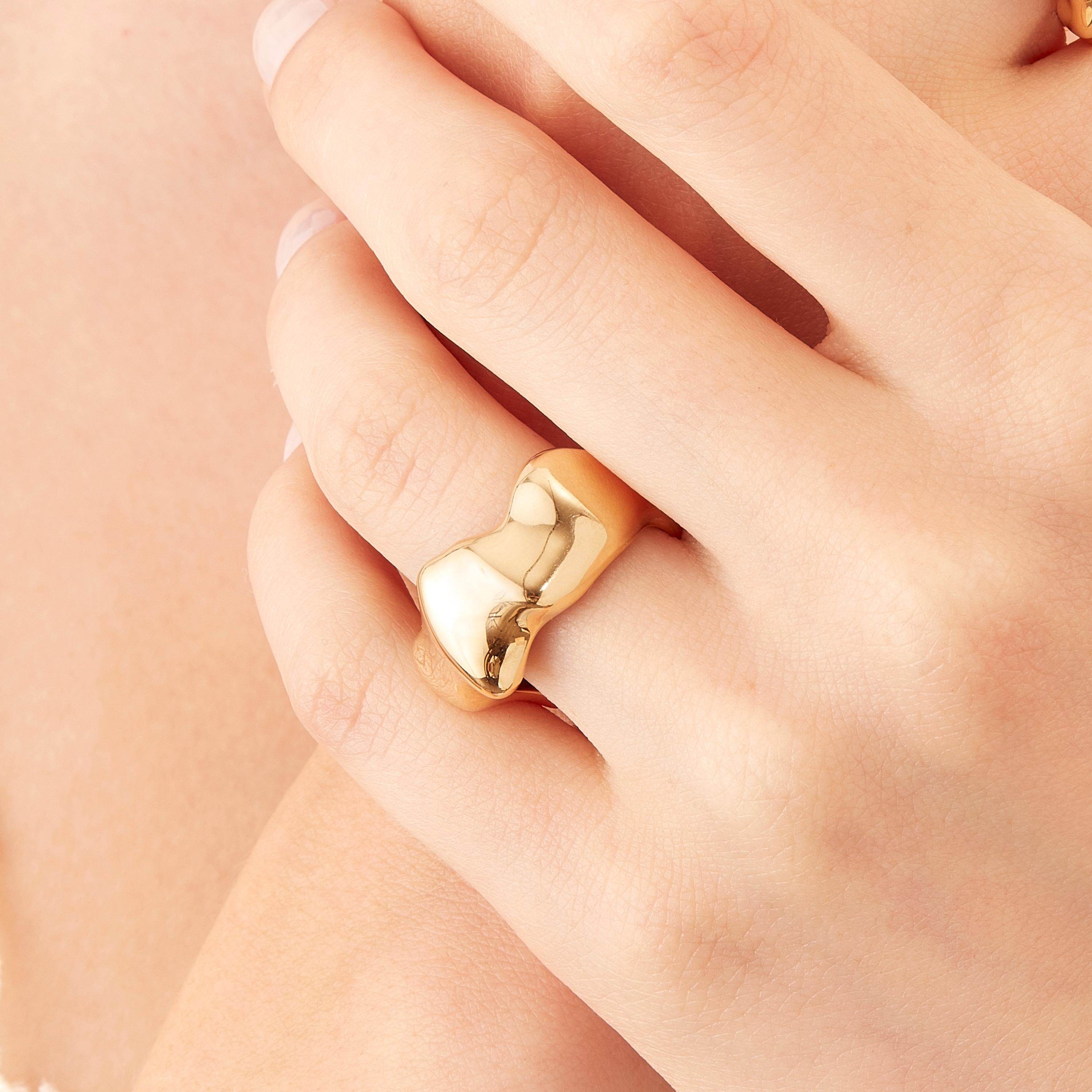 Made by hand in Nathalie Jean's Milan atelier in limited edition, Mercure Fashion Ring is in 18 karat rosé gold, a warm, sophisticated color close to yellow gold. Small, delicate, ebbing sculpture with seemingly random forms, these supple shapes are