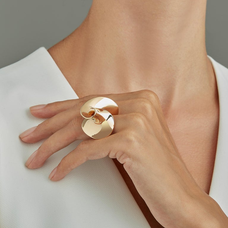 Sculpture ring in 18 karat rosé gold, a warm, sophisticated color close to yellow gold, from Rivages, a small series of four limited edition rings, drawing on memories of past travels to conjure up the sea. On the shores of beaches familiar and