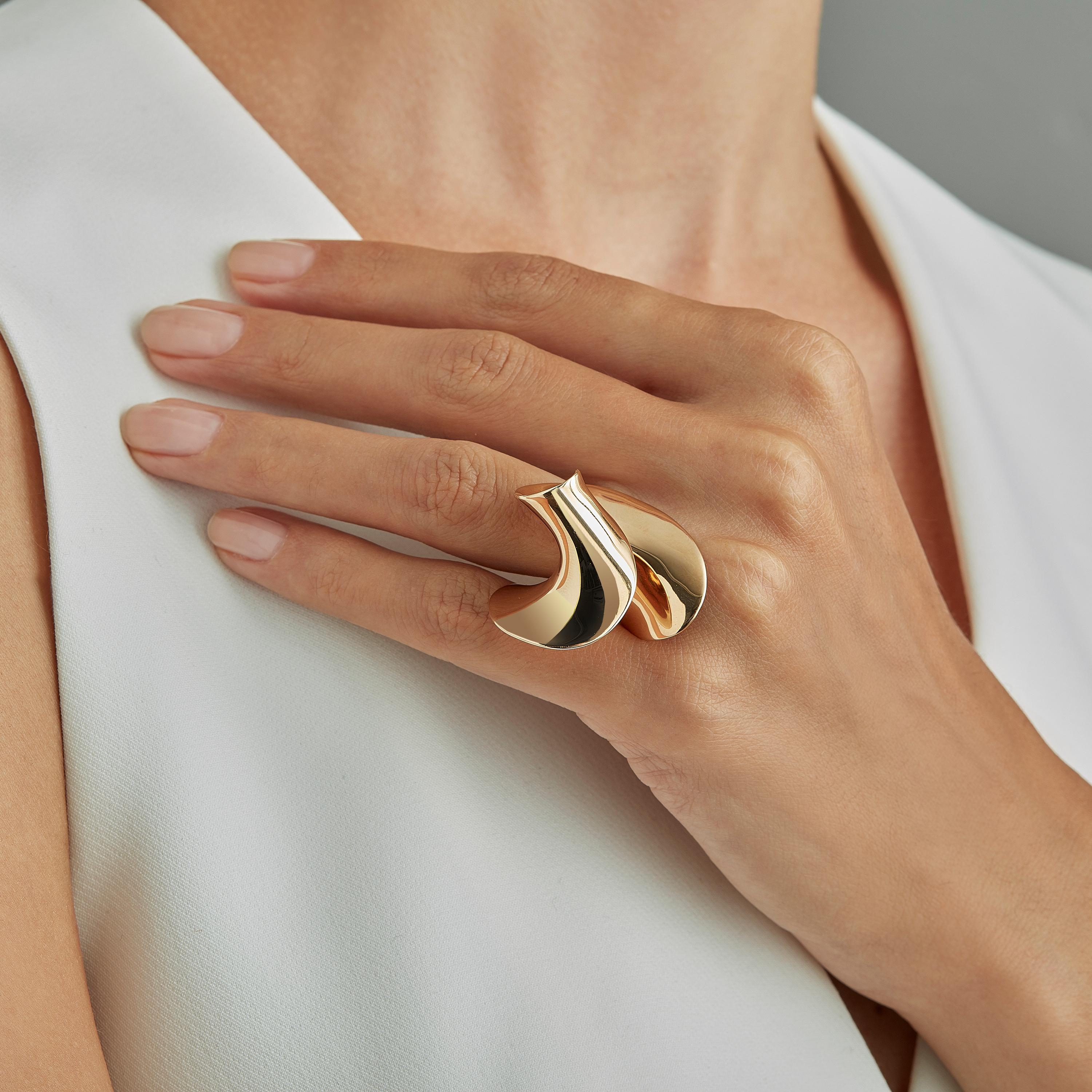 Sculptural ring in 18 karat rosé gold, a warm, sophisticated color close to yellow gold, from Rivages, a small series of four limited edition oversized statement rings, drawing on memories of past travels to conjure up the sea. On the shores of