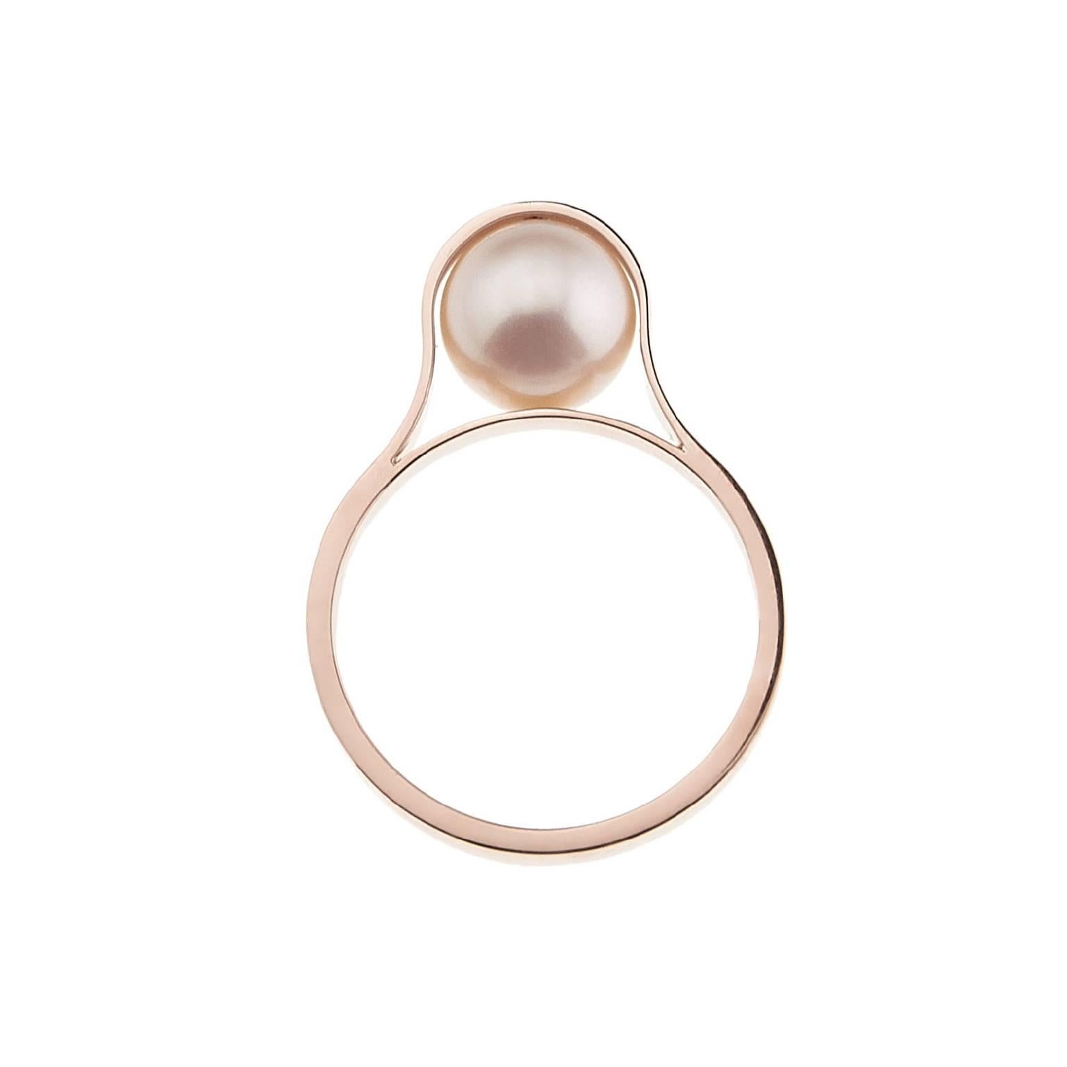 Réalisée à la main dans l'atelier de Nathalie Jean, la bague Nakkar rend hommage à la perle, symbole de divinité, de royauté et de luxe qui fascine et inspire depuis la nuit des temps. Un simple anneau en or 18 carats entoure la sphère précieuse