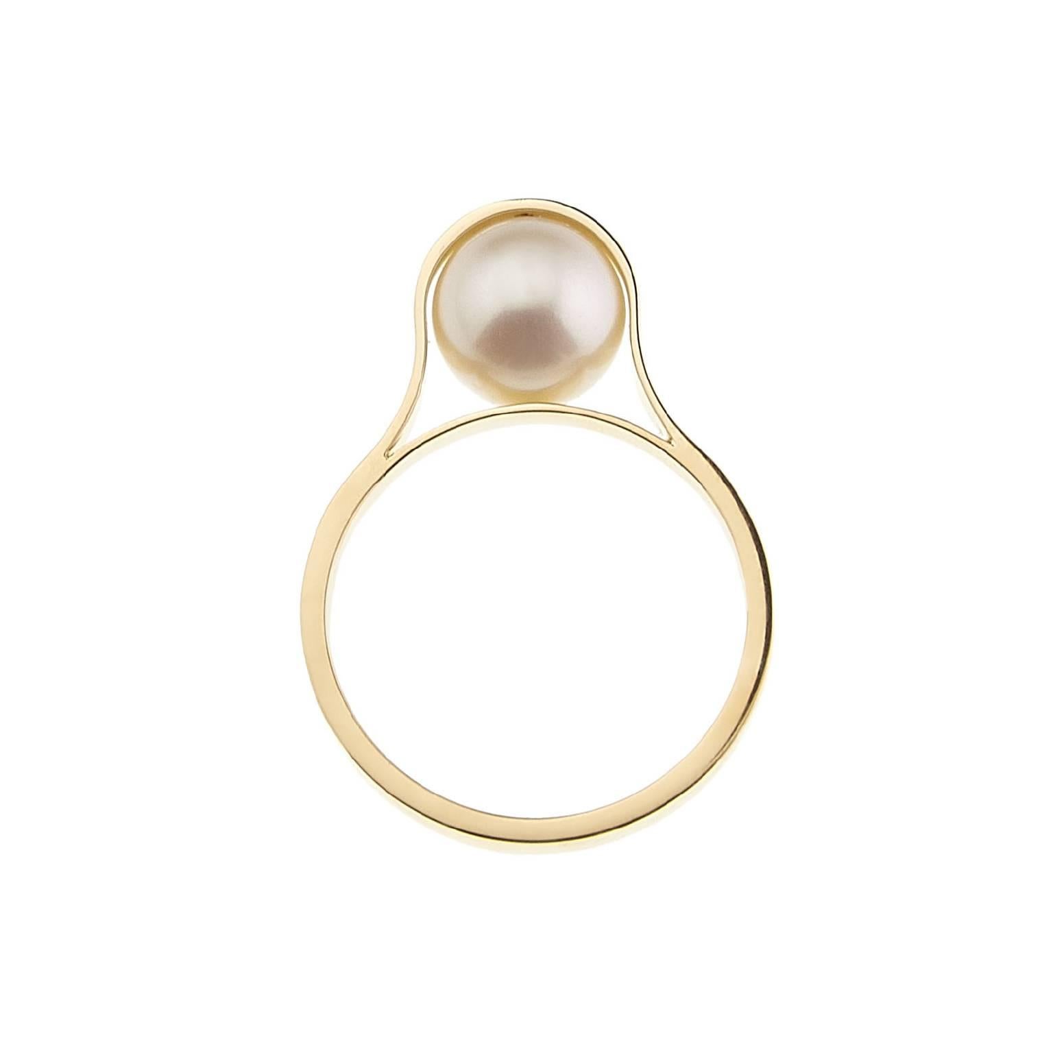 Realised by hand in Nathalie Jean's atelier, Nakkar Ring pays homage to the pearl, a symbol of divinity, royalty and luxury that has fascinated and inspired since the dawn of time. A simple 18 karat gold band encircles the precious sphere to create