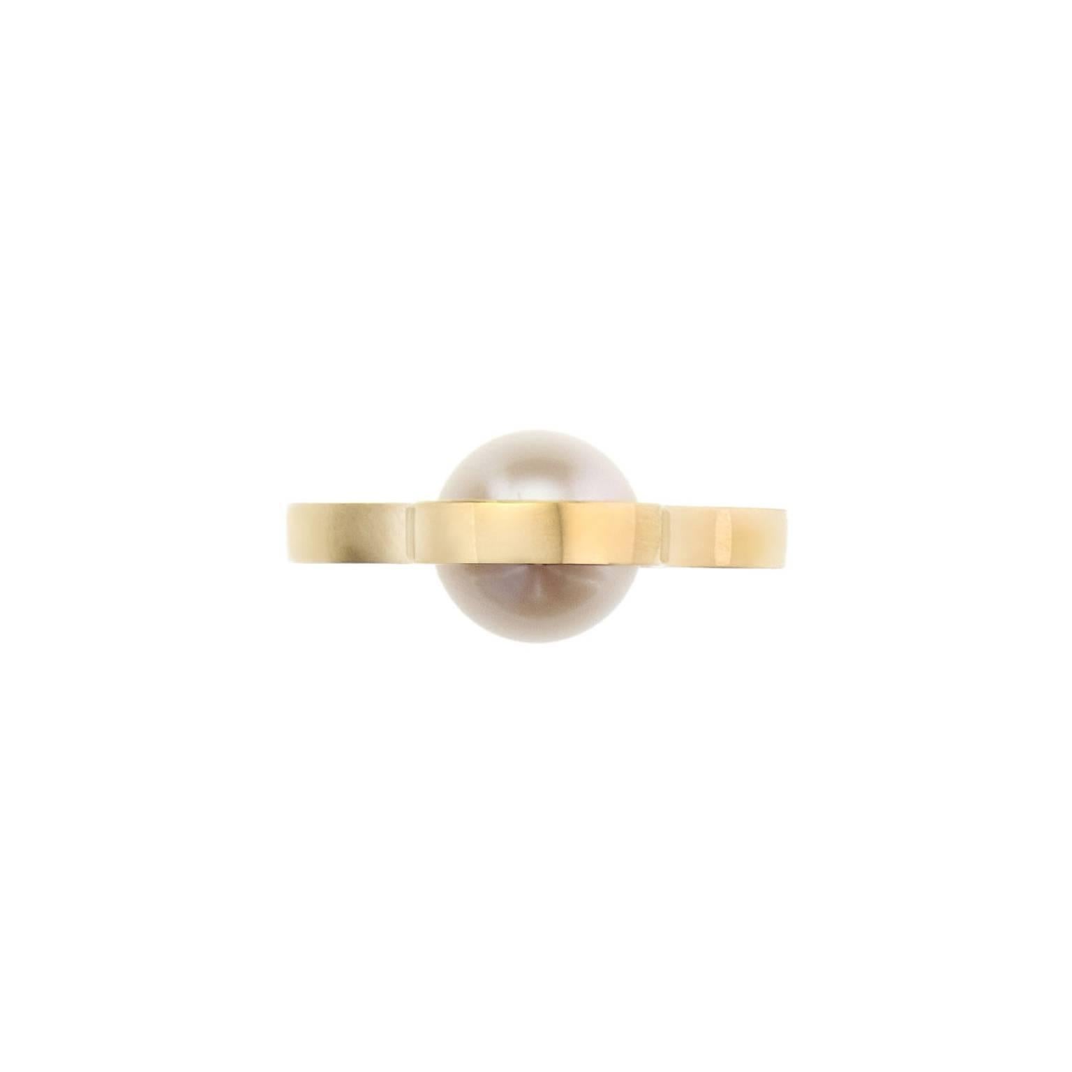 Nathalie Jean Zeitgenössischer Ring aus japanischer Zuchtperle aus 18 Karat Gelbgold (Ungeschliffen) im Angebot