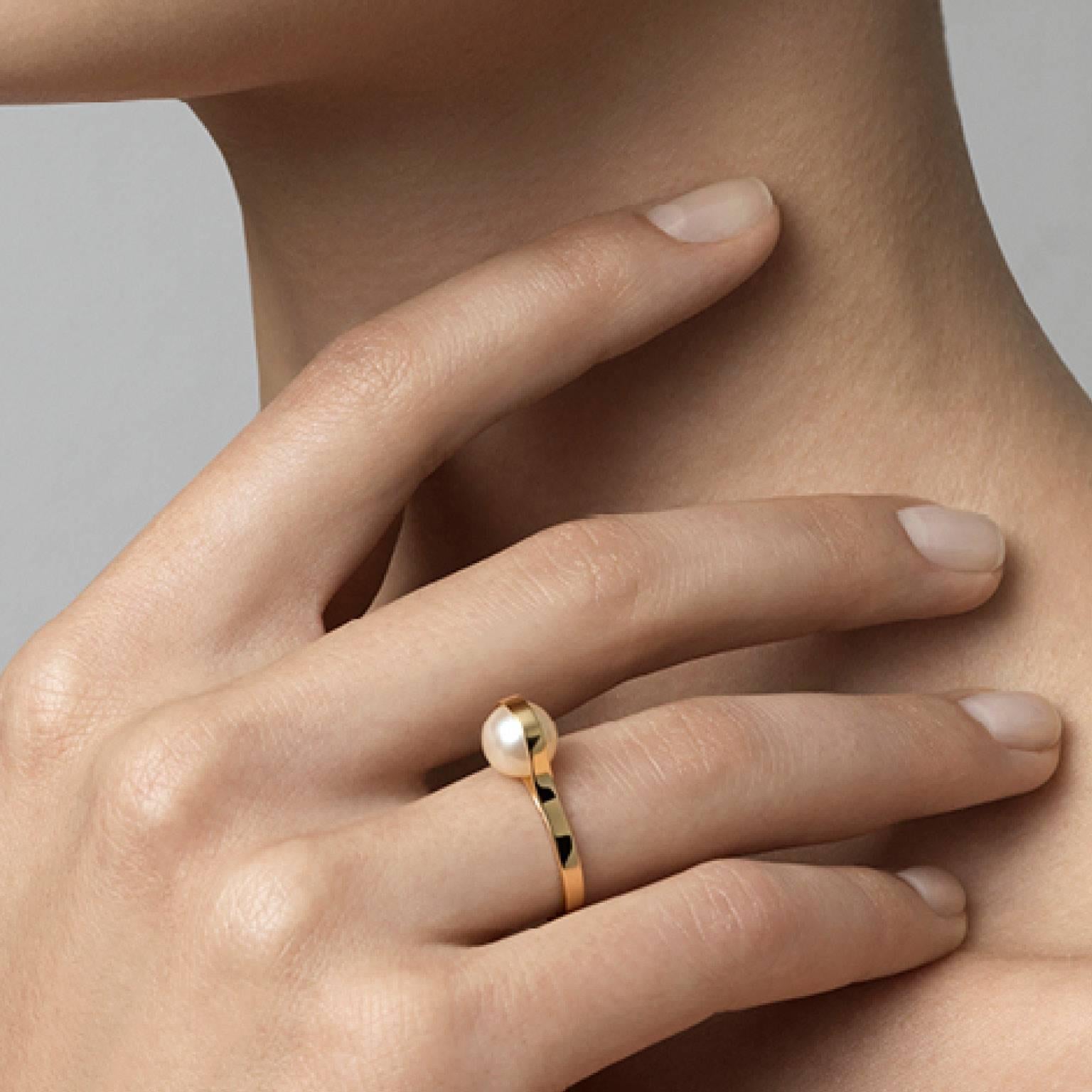 Nathalie Jean Contemporary Japanese Cultured Pearl 18 Karat Yellow Gold Ring In New Condition For Sale In Milan, Lombardia
