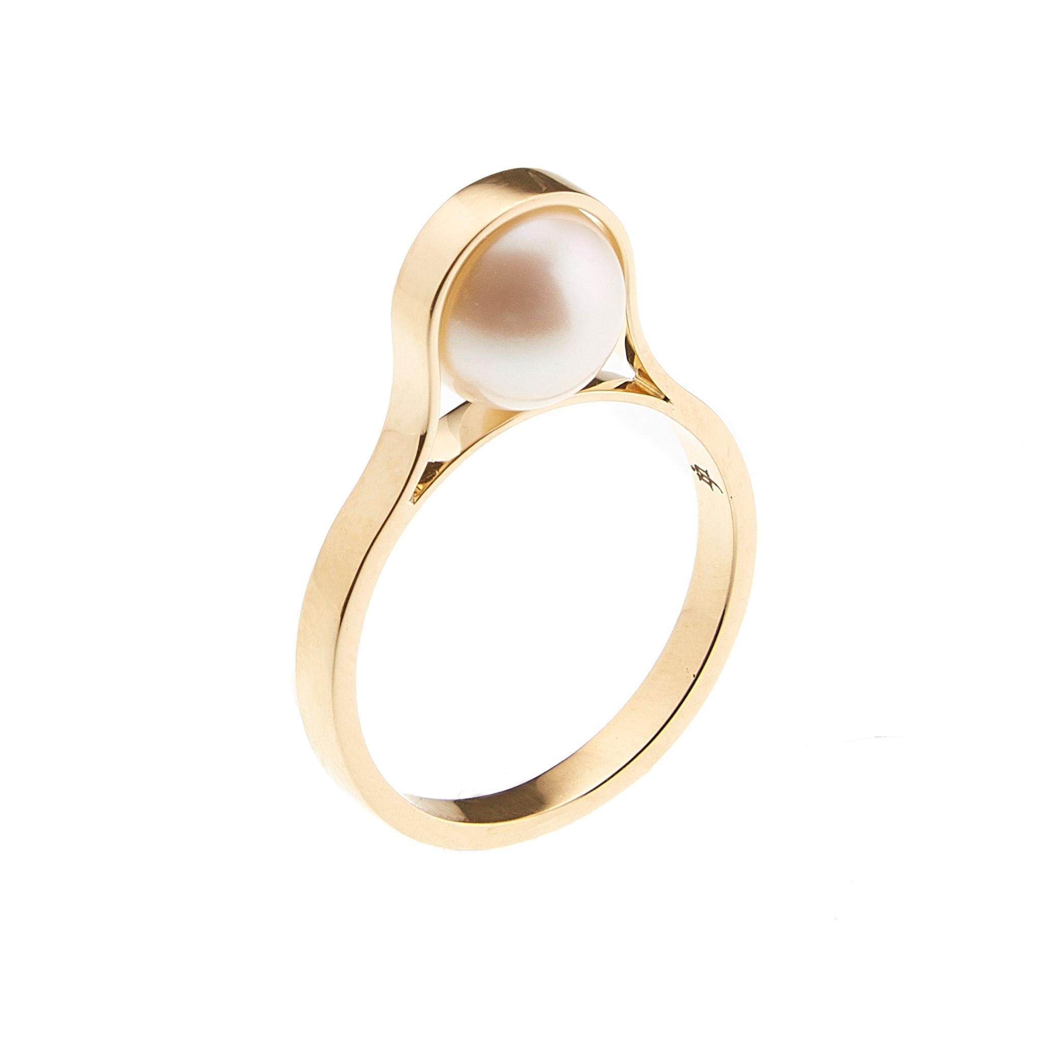 Nathalie Jean Zeitgenössischer Ring aus japanischer Zuchtperle aus 18 Karat Gelbgold für Damen oder Herren im Angebot