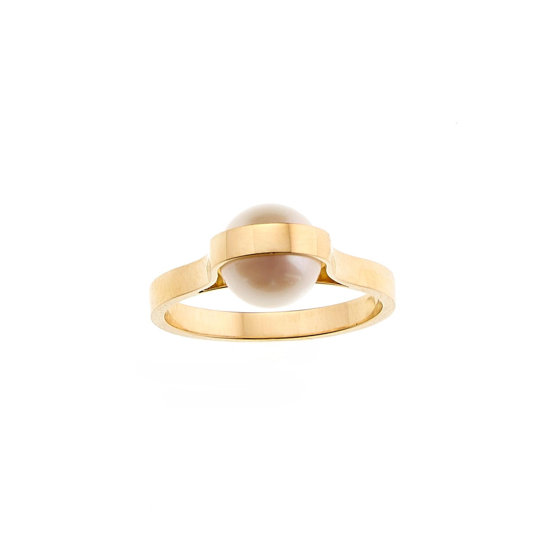 Women's or Men's Nathalie Jean Contemporary Japanese Cultured Pearl 18 Karat Yellow Gold Ring For Sale