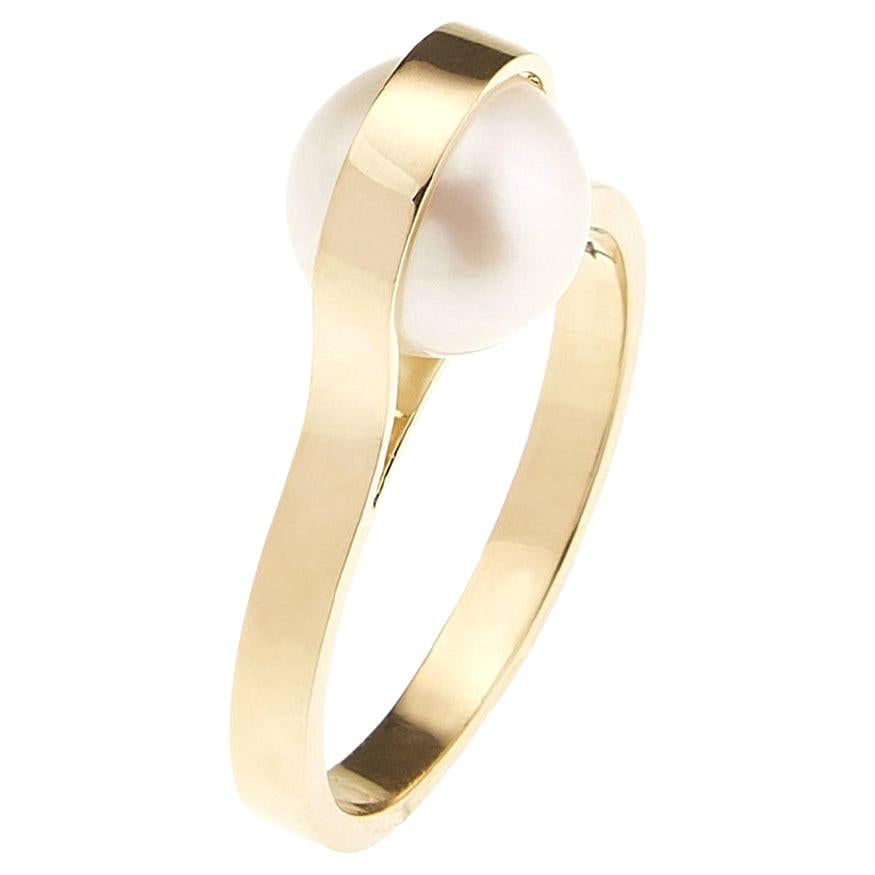 Nathalie Jean, bague contemporaine en or jaune 18 carats et perle de culture japonaise