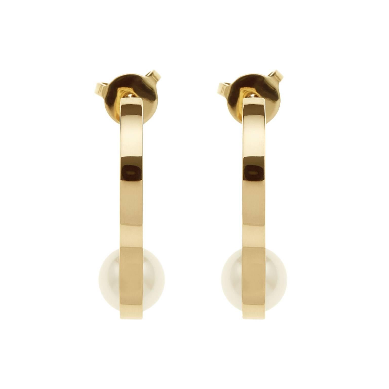 Réalisées à la main dans l'atelier de Nathalie Jean, les boucles d'oreilles Nakkar rendent hommage à la perle, symbole de divinité, de royauté et de luxe qui fascine et inspire depuis la nuit des temps. Un simple anneau d'or 18 carats entoure les