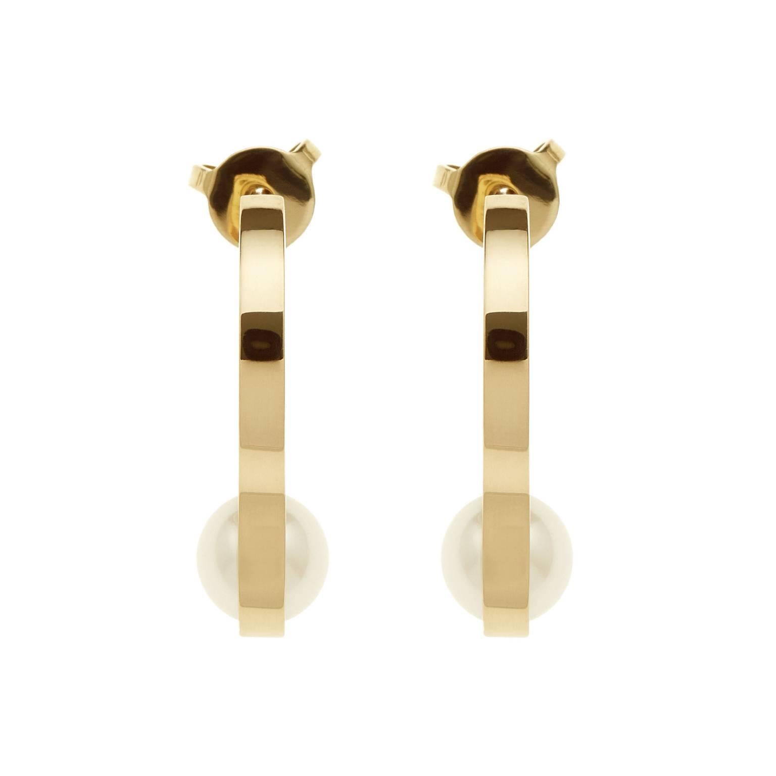 Realised by hand in Nathalie Jean's atelier, Nakkar Earrings pay homage to the pearl, a symbol of divinity, royalty and luxury that has fascinated and inspired since the dawn of time. A simple 18 karat gold band encircles the precious spheres to