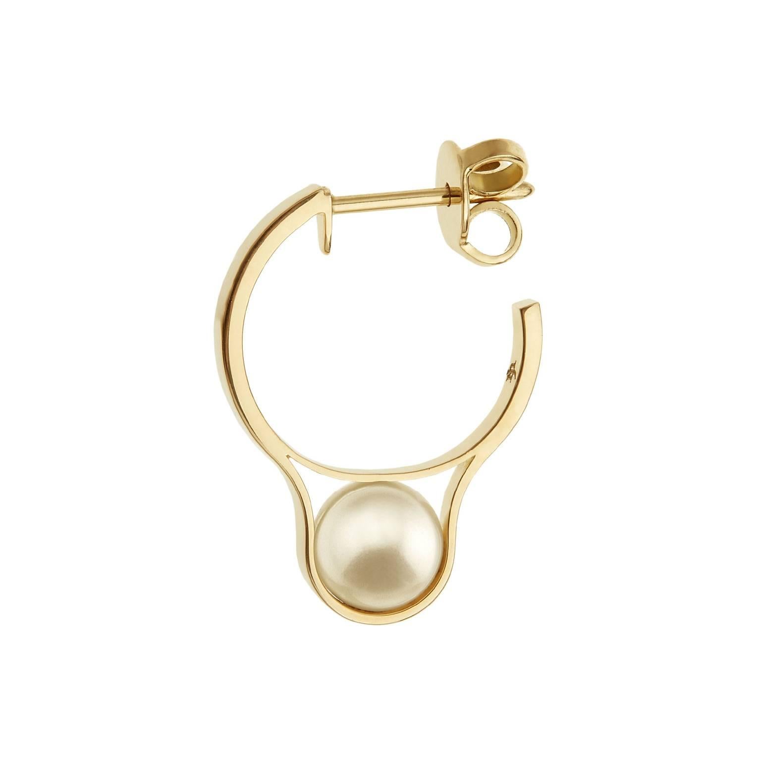 Contemporain Nathalie Jean Boucles d'oreilles créoles contemporaines en or jaune 18 carats et perles en vente