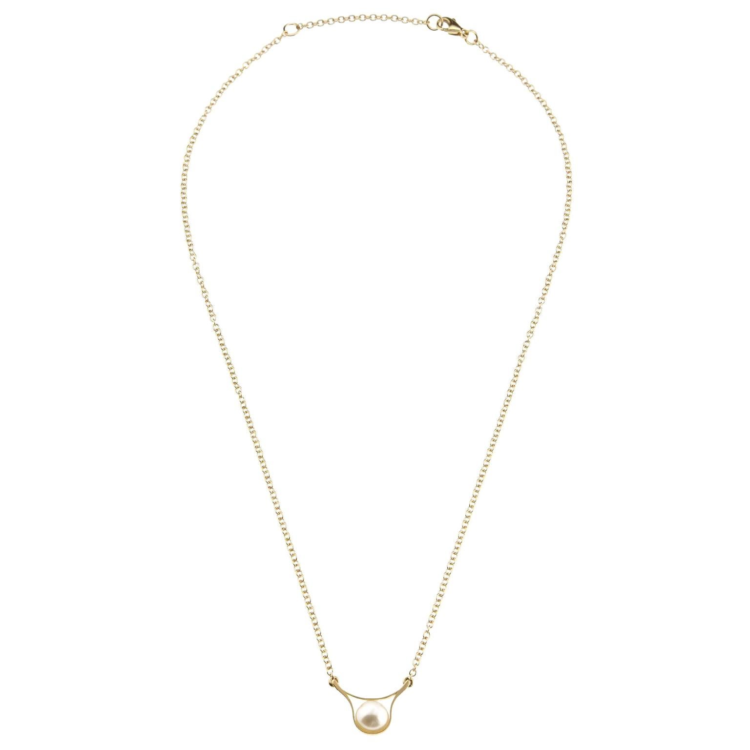 Realised by hand in Nathalie Jean's Milan atelier, Nakkar Pendant pays a contemporary homage to the pearl, a symbol of divinity, royalty and luxury that has fascinated and inspired since the dawn of time. A simple 18 karat gold band encircles the