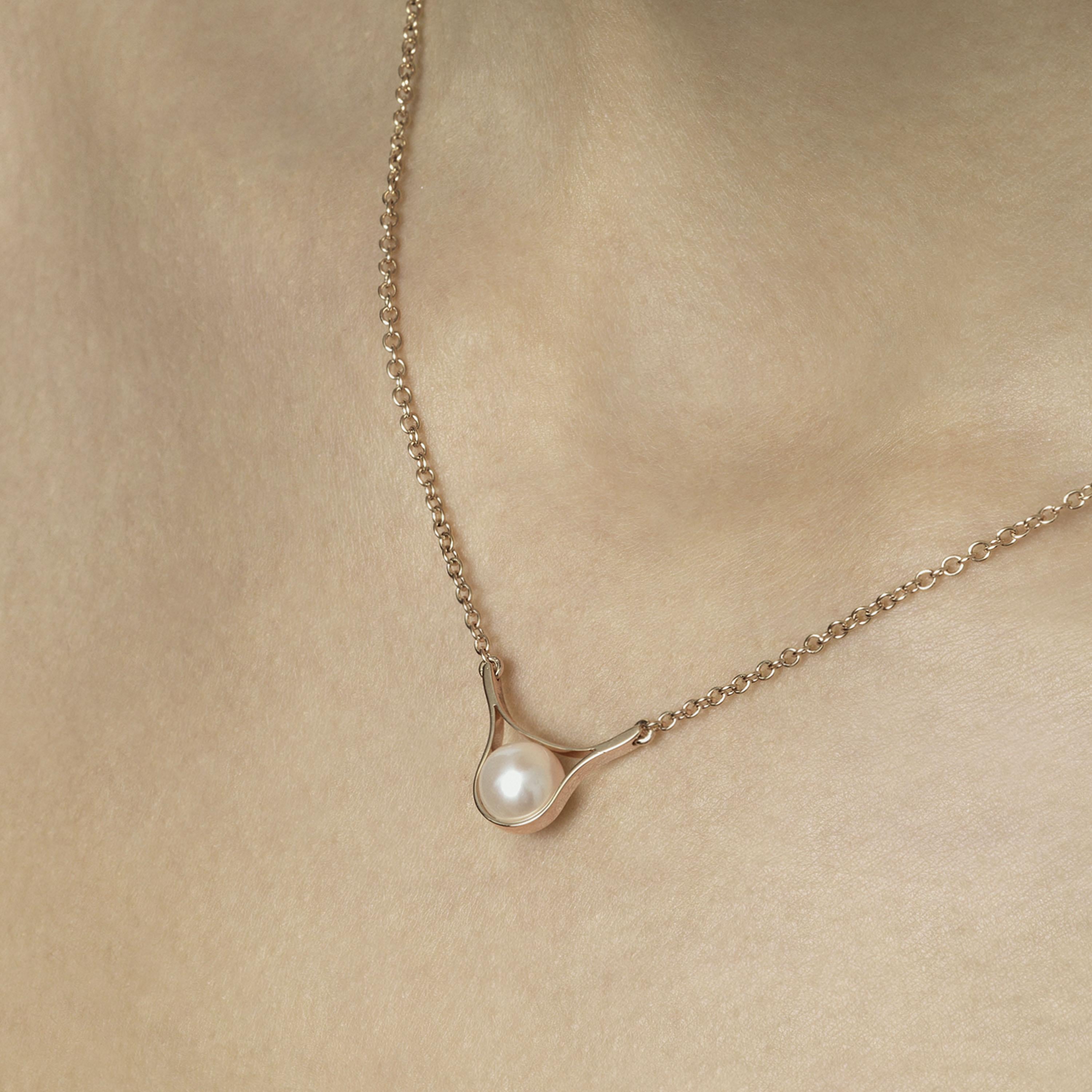 Nathalie Jean Contemporary Pearl 18k Yellow Gold Pendant Drop Chain Necklace For Sale 2