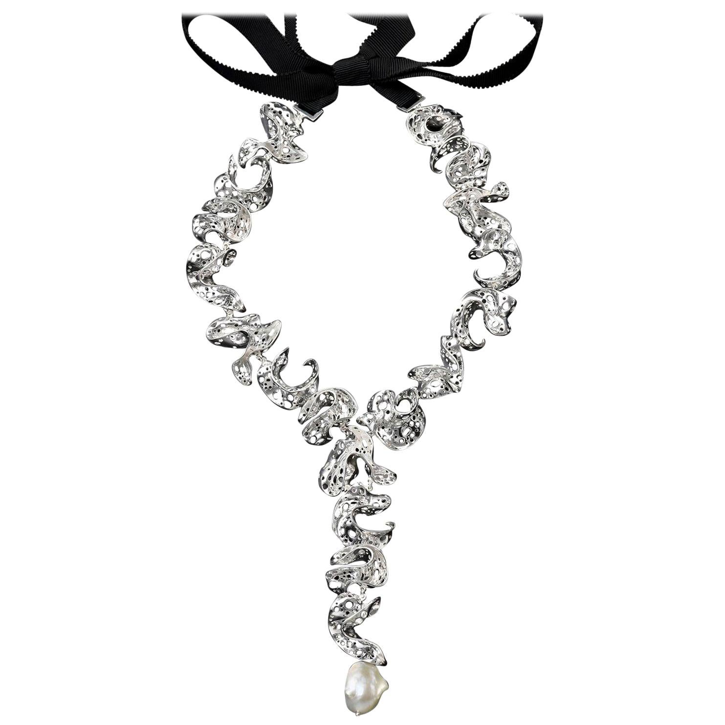 Nathalie Jean, collier pendentif contemporain à maillons en forme de goutte en argent sterling et soie avec perles