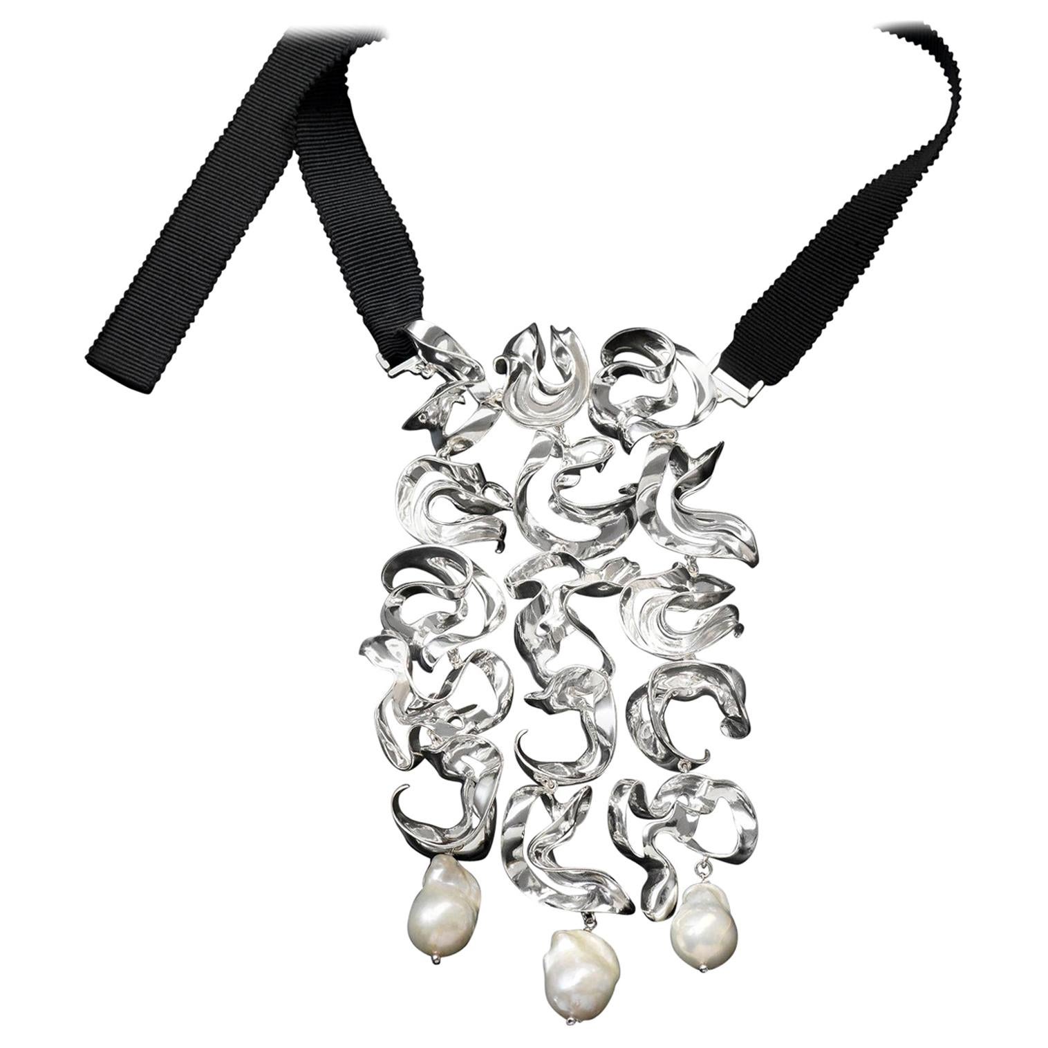 Nathalie Jean, collier pendentif contemporain à maillons en forme de goutte en argent sterling et soie avec perles