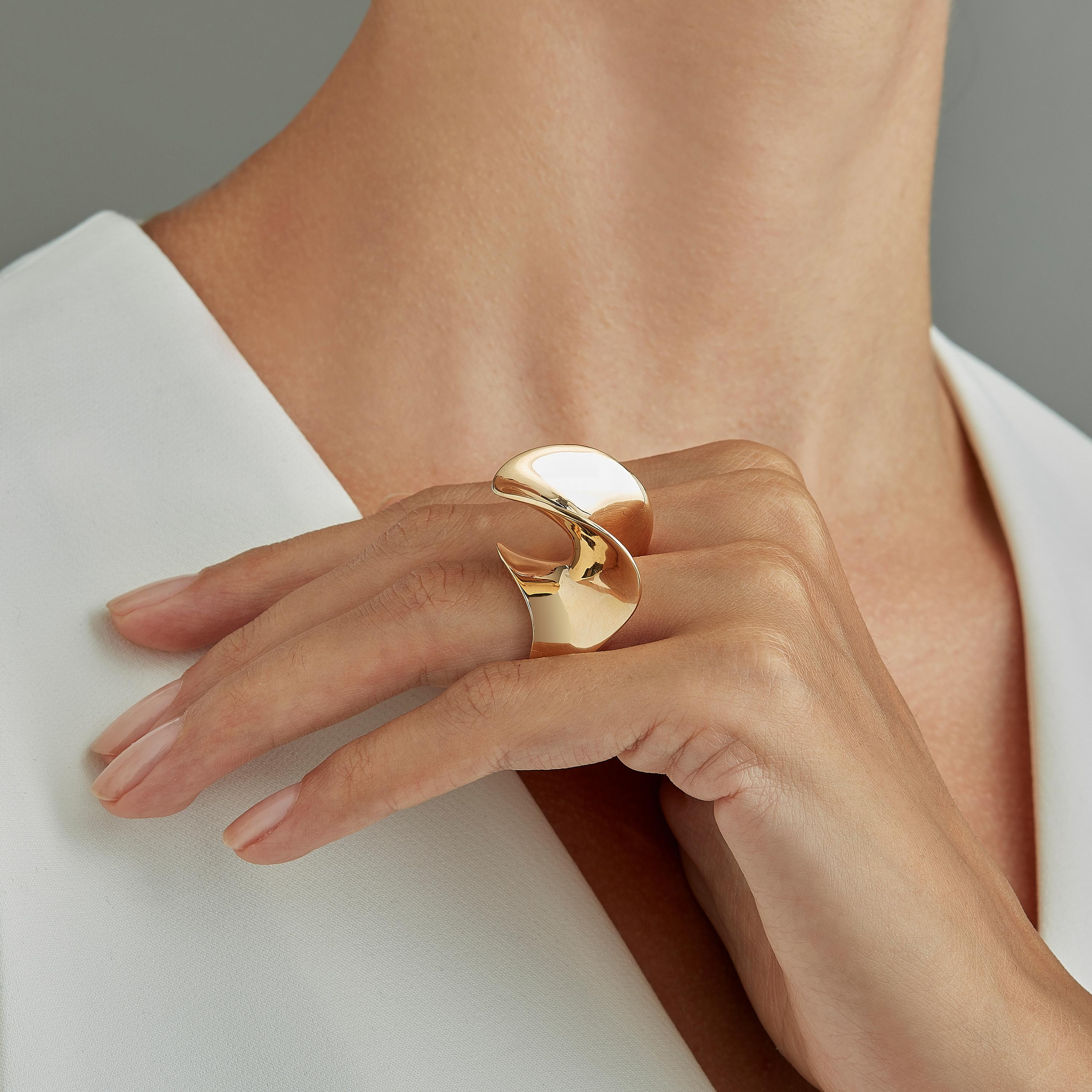 Cocktail ring in 18 karat rosé gold from Rivages, a small series of five limited edition rings, drawing on memories of past travels to conjure up the sea. On the shores of beaches familiar and exotic, near and far, from the Balearics and Seychelles