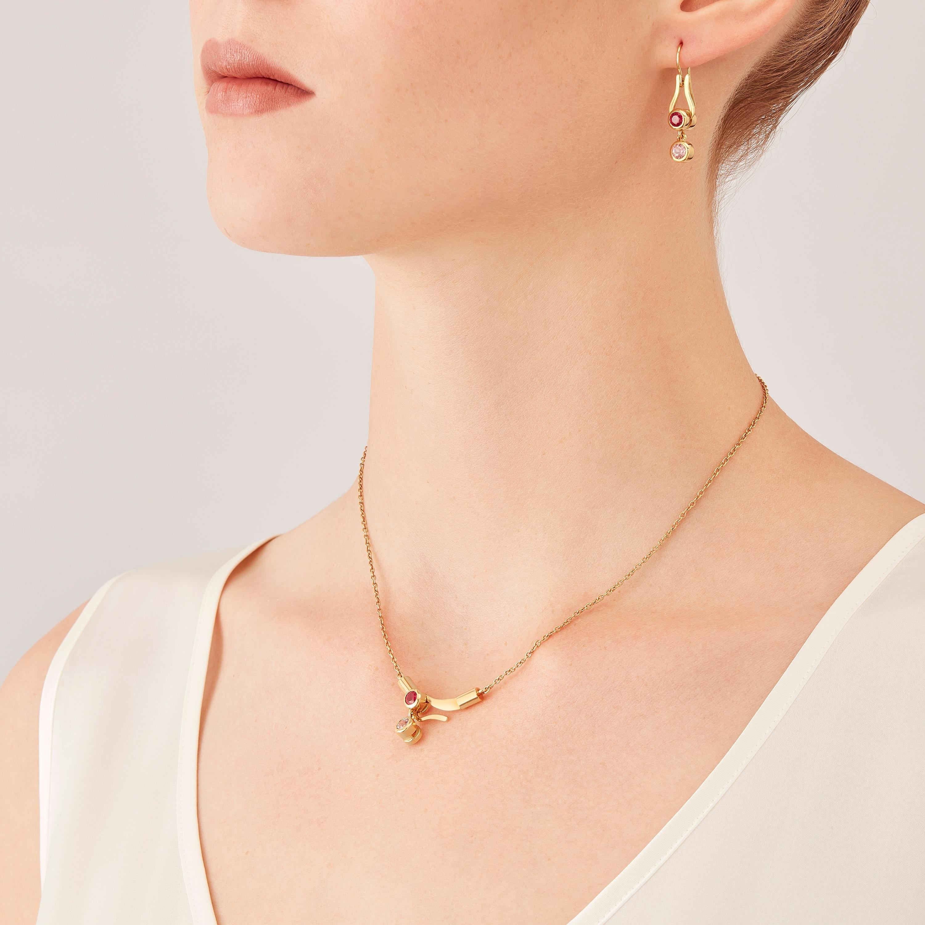 Nathalie Jean Zeitgenössische Rubin-Turmalin-Ohrringe aus Gold mit gegliederten Ohrhängern (Rundschliff) im Angebot