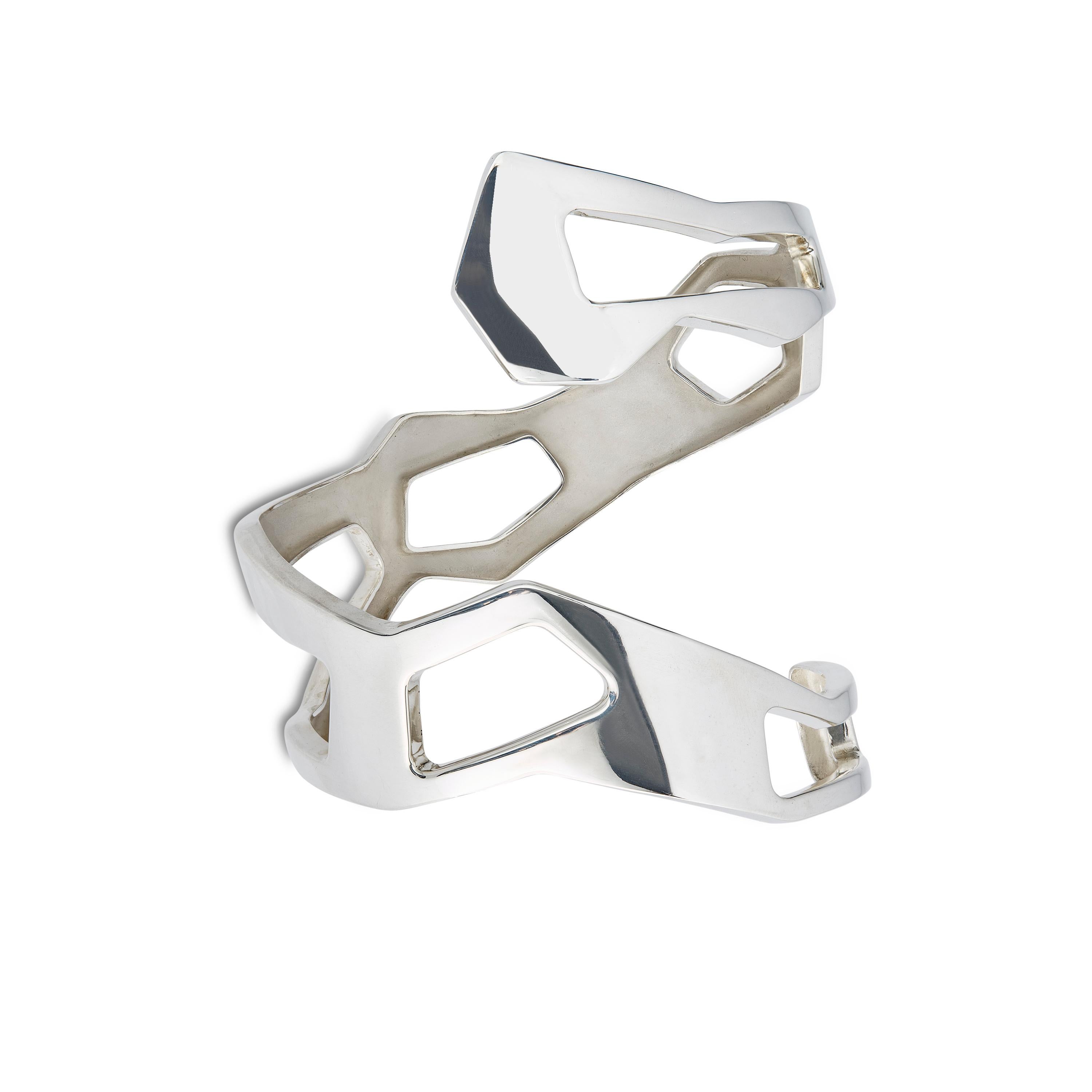 The infinitely varied and naturally beautiful configurations of drifting ice floes inspire the angular shapes of the Borealis Slim Cuff. Composed of light hollow geometric volumes with rounded edges, this contemporary and timeless sterling silver