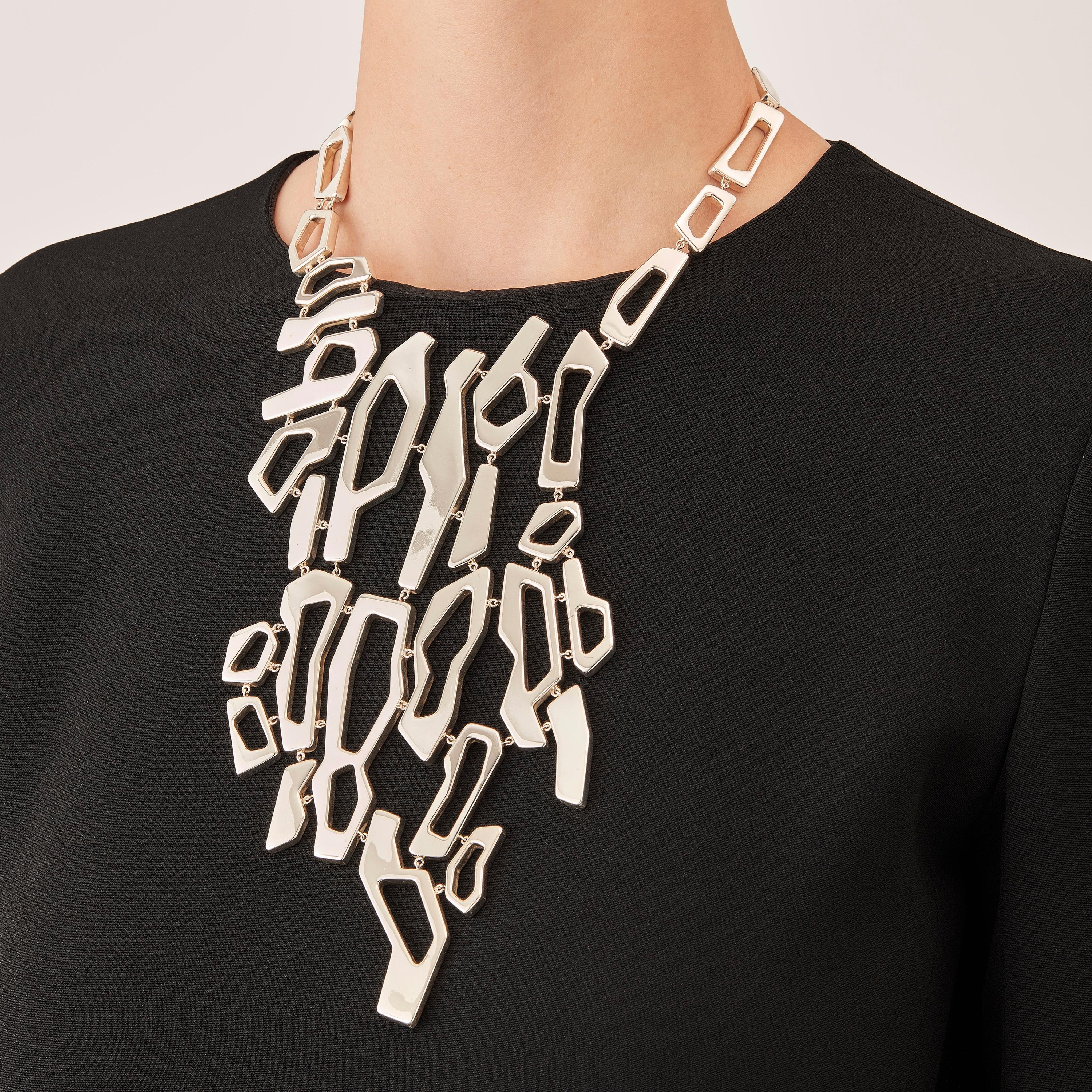 Die unendlich vielfältigen und natürlich schönen Konfigurationen von treibenden Eisschollen inspirieren die kantigen Formen der asymmetrischen Borealis Drop Necklace. Die aus leichten geometrischen Hohlkörpern mit abgerundeten Kanten