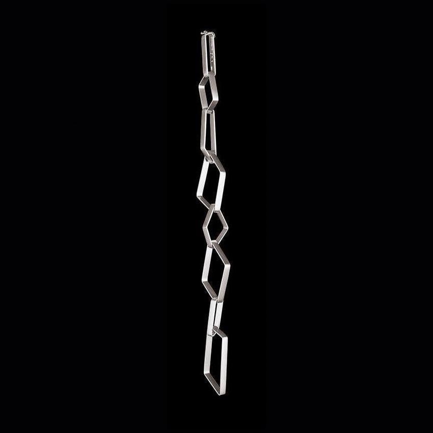 Made by hand in Nathalie Jean's Milan atelier in limited edition, the Saphir Infini Small Bracelet is a contemporary link bracelet composed of 8 sterling silver ribbon shapes with rounded edges. The angular configurations of the sapphire’s