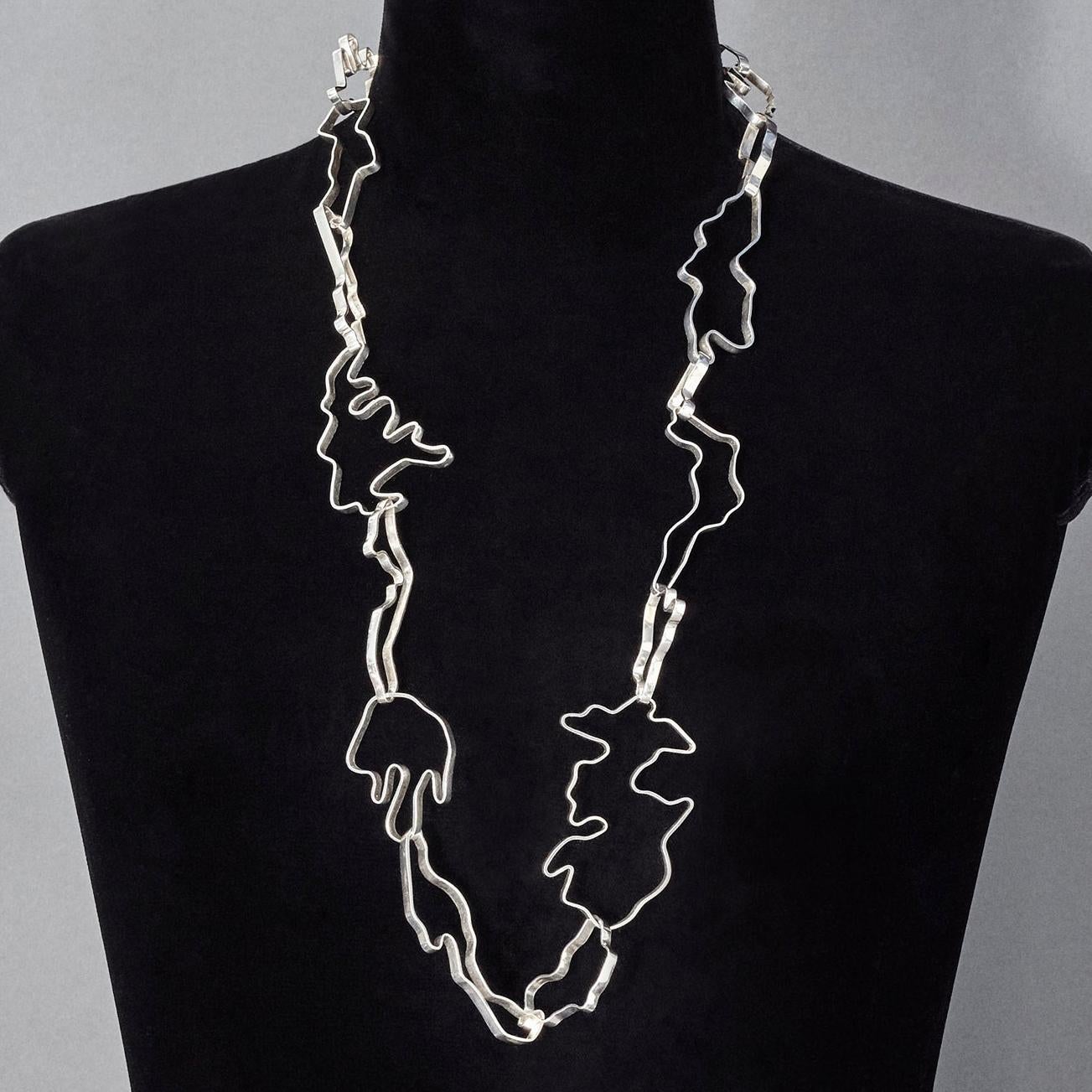 Made by hand in Nathalie Jean's Milan atelier in limited edition, the Informe Medium Chain link necklace is composed of 19 elements in polished sterling silver ribbon. Evoking by turns the gracious contemporary morphology of organic molecules or the
