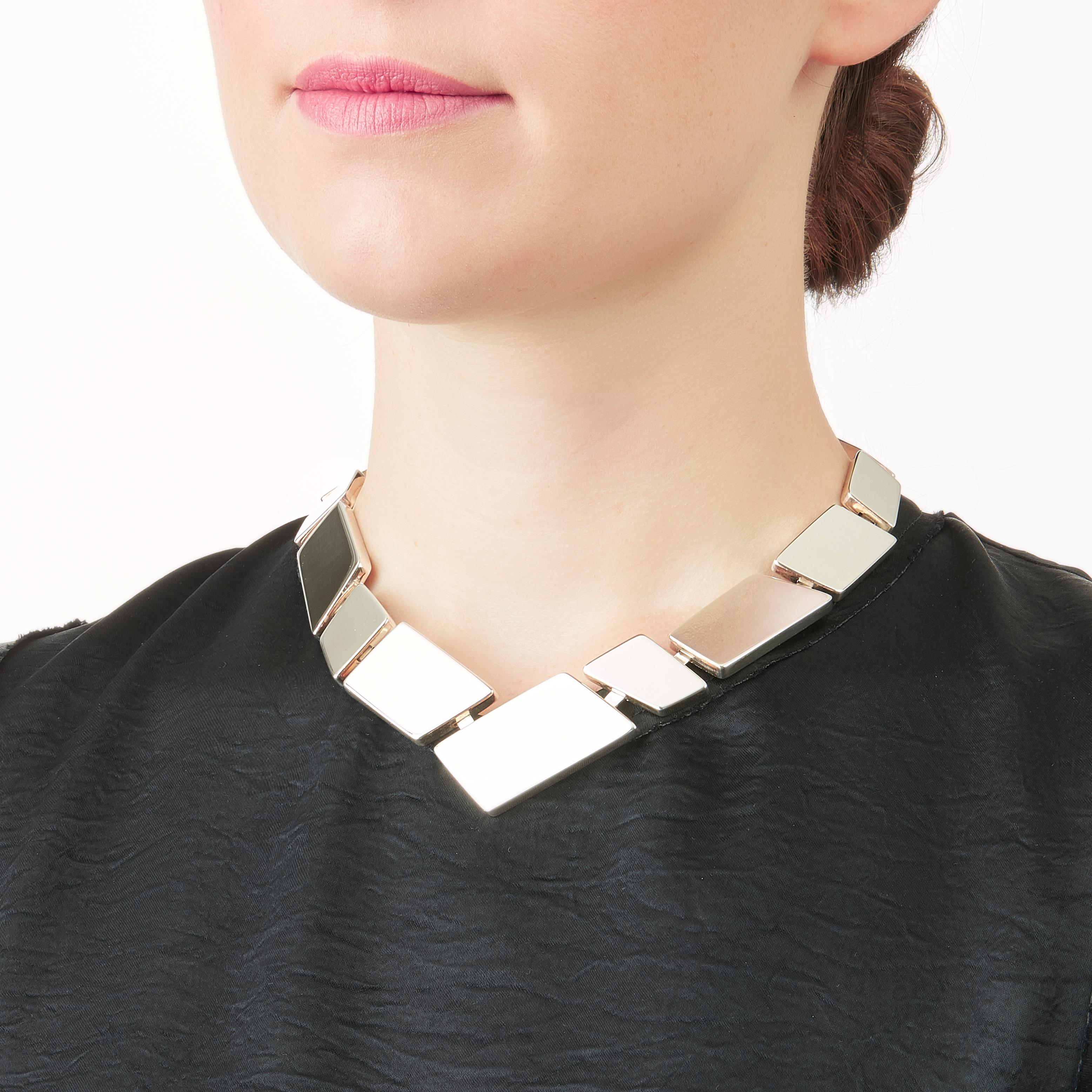 Die in limitierter Auflage im Mailänder Atelier von Nathalie Jean handgefertigte kleine Halskette Saphir Absolu besteht aus leichten, geometrischen Hohlkörpern mit abgerundeten Kanten und ist aus Sterlingsilber gefertigt. Dank raffinierter,