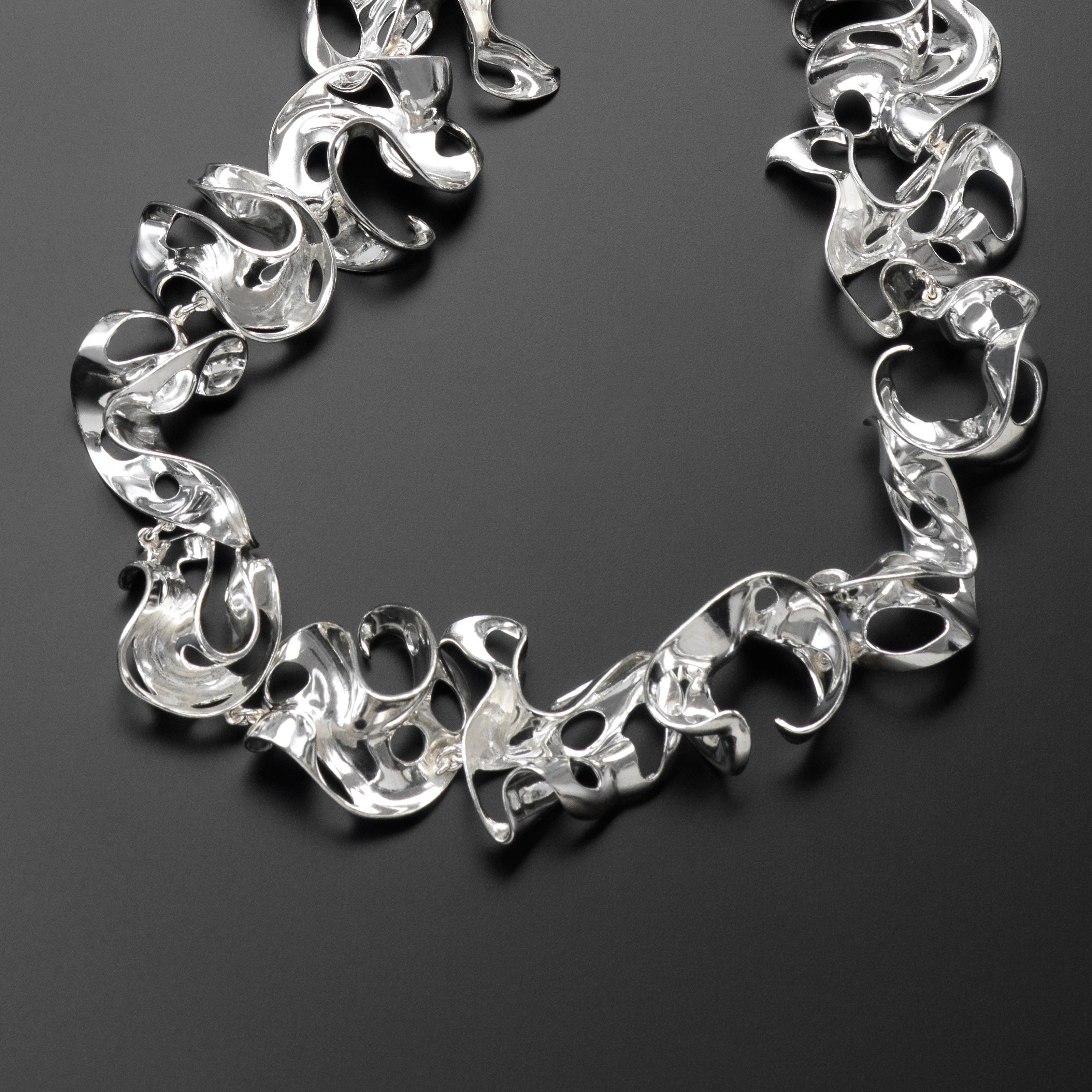 Nathalie Jean Contemporary Sterling Silver Silk Ribbon Link Chain Necklace In New Condition For Sale In Milan, Lombardia