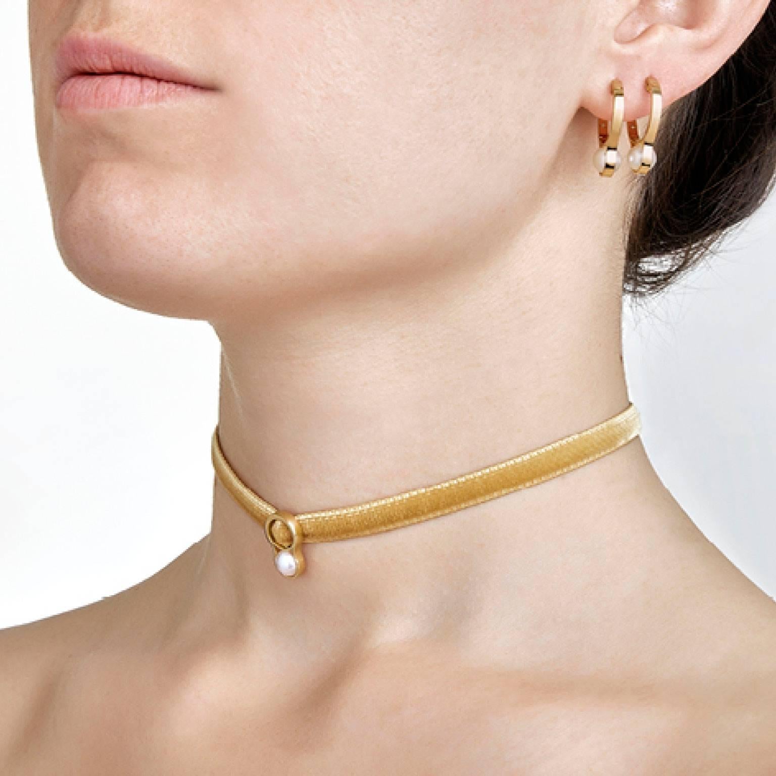 Das im Atelier von Nathalie Jean von Hand gefertigte Halsband Nakkar ist eine Hommage an die Perle, ein Symbol der Göttlichkeit, des Königtums und des Luxus, das seit Anbeginn der Zeit fasziniert und inspiriert. Ein schlichtes Band aus 18-karätigem