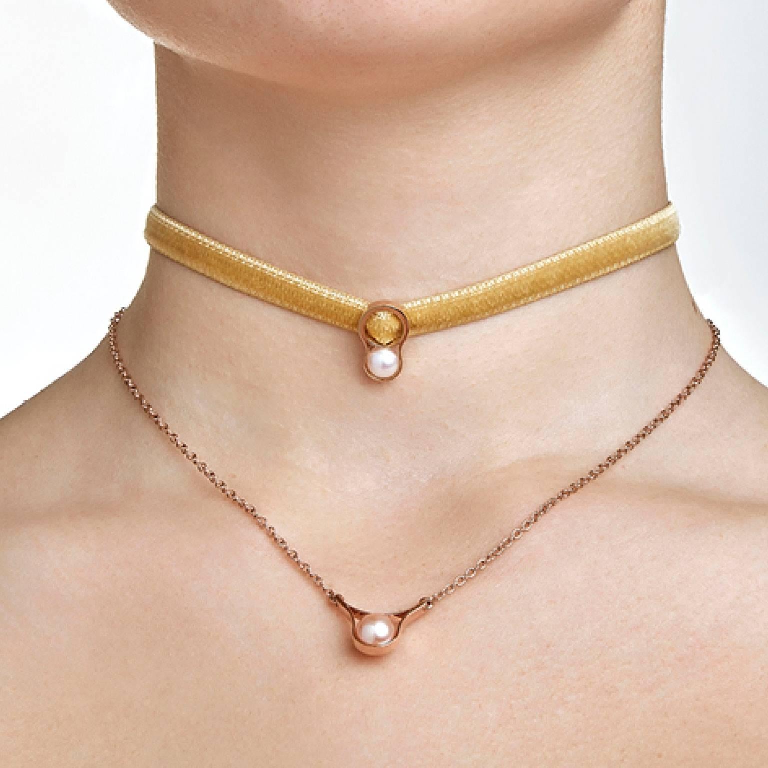Nathalie Jean Contemporary Perle 18 Karat Gelbgold Samt Choker Halskette im Zustand „Neu“ im Angebot in Milan, Lombardia
