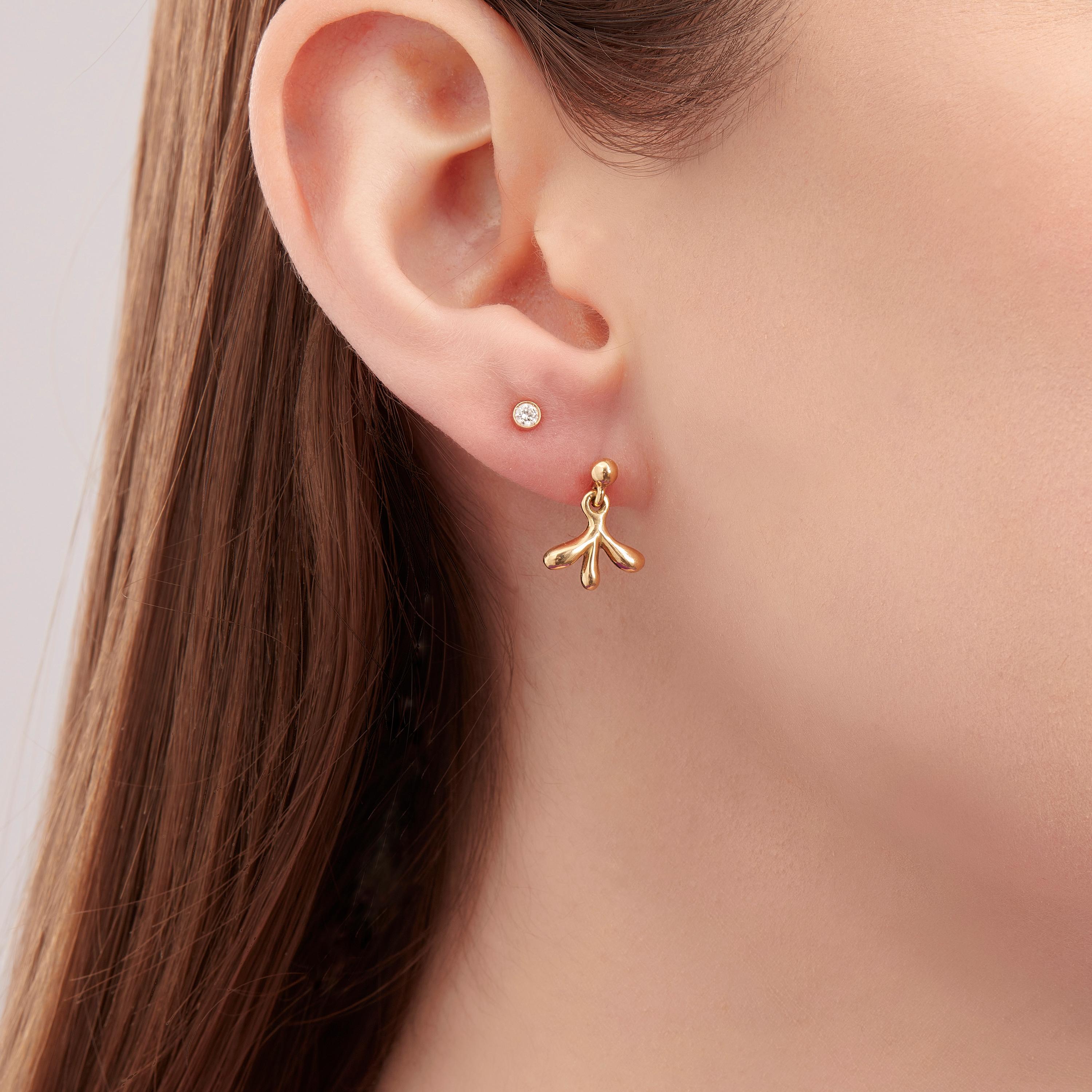 Springing forth from a lush magical wilderness are the JungleRemix Earrings with their clusters of gold leaves with well-rounded tips jingling and jangling to mimic the swaying movements of exotic flora in the heart of the rainforest. Cast as