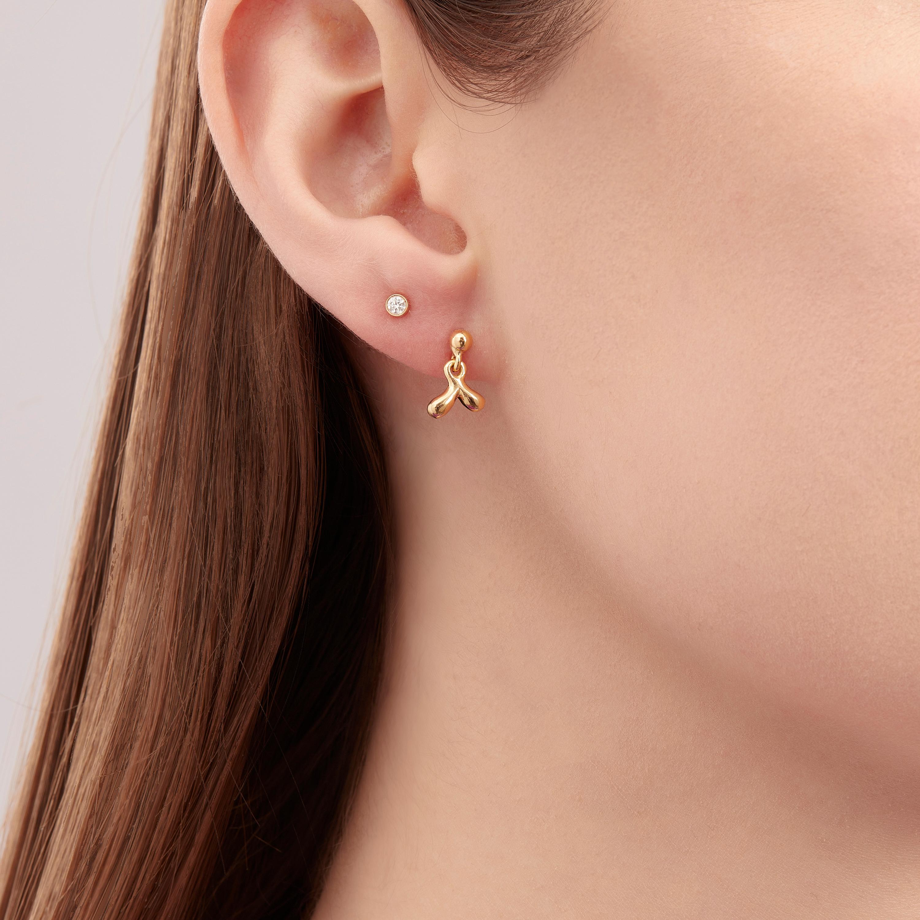 Springing forth from a lush magical wilderness are the JungleRemix Small Earrings with their clusters of gold leaves with well-rounded tips jingling and jangling to mimic the swaying movements of exotic flora in the heart of the rainforest. Cast as
