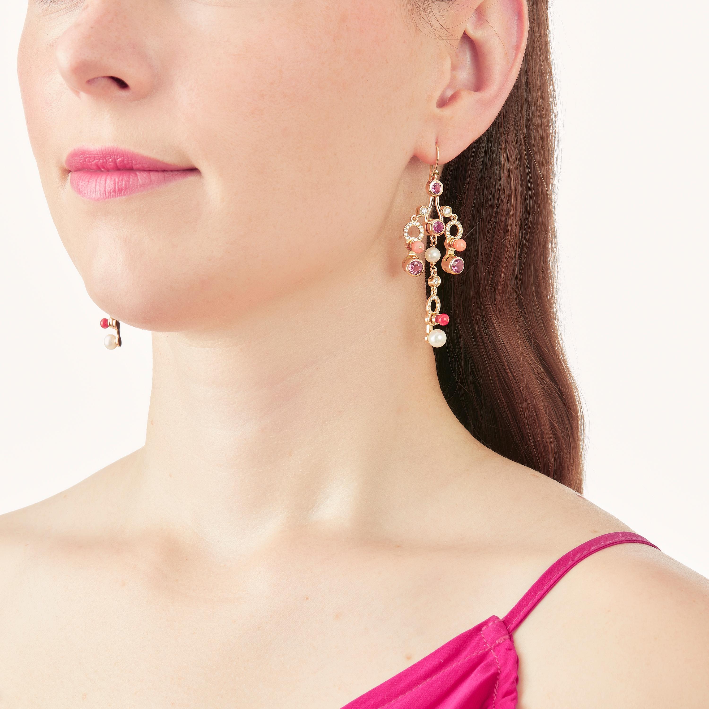 Die im Mailänder Atelier von Nathalie Jean von Hand gefertigten Microcosmos Chandelier Earrings sind wie ein Spiel, eine Konstruktion oder ein ausgeklügeltes Mobil in der Luft konzipiert. An Goldringen befestigte Formen baumeln leicht am Ohr, ihre