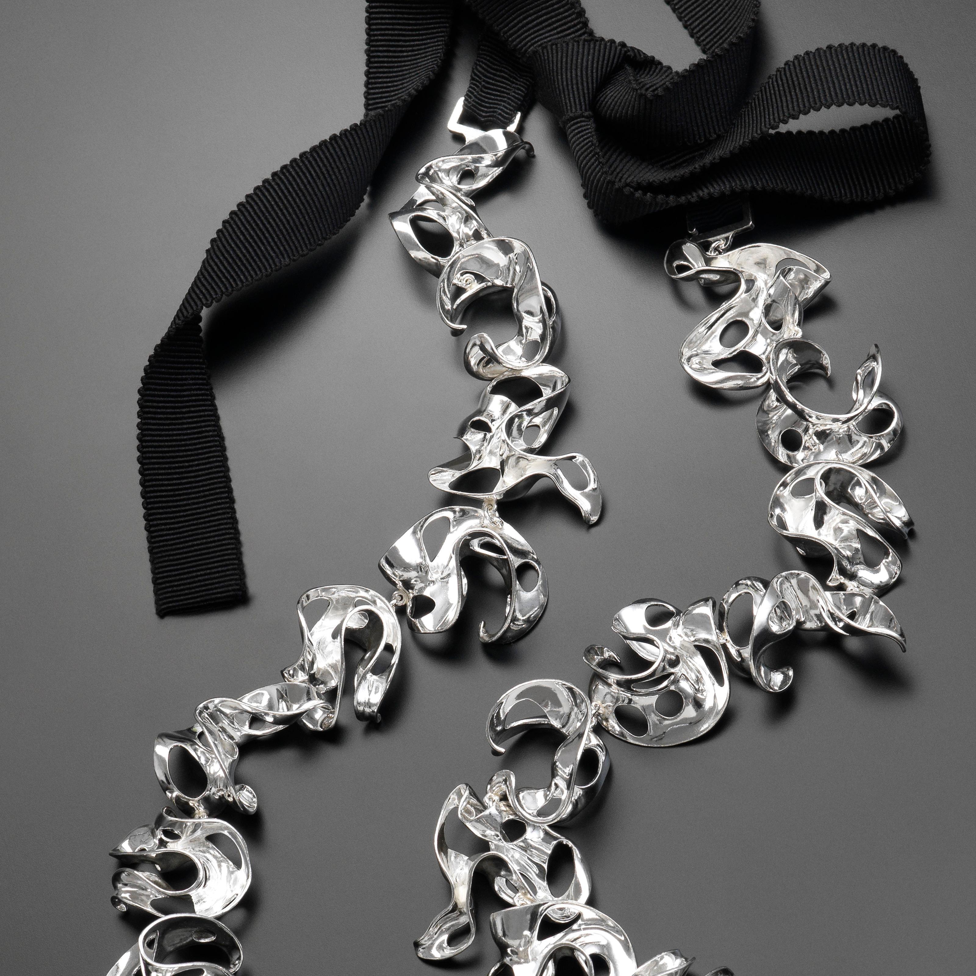 Nathalie Jean Freshwater Pearl Sterling Silver Silk Ribbon Chain Necklace In New Condition For Sale In Milan, Lombardia
