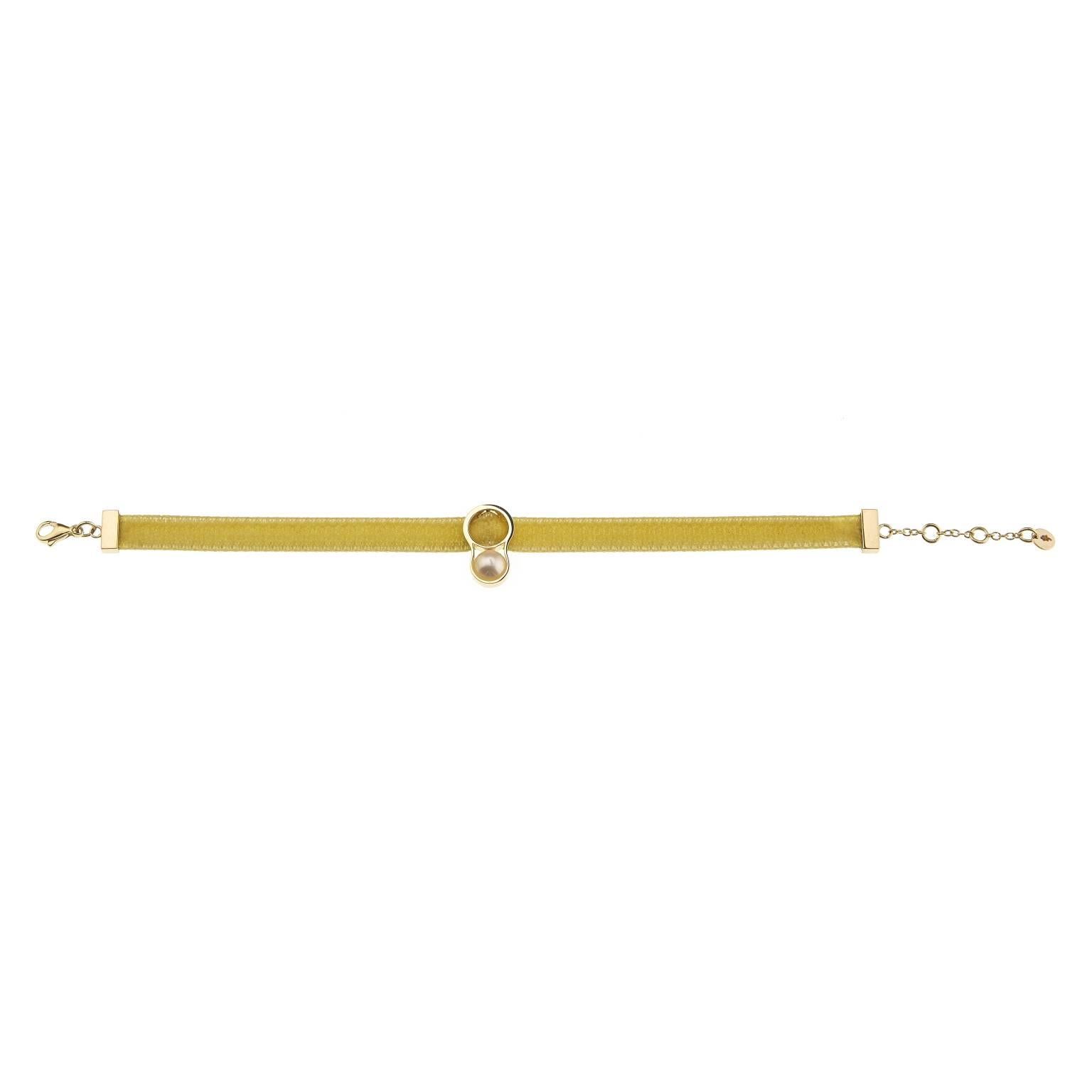 Realized by hand in Nathalie Jean's atelier, Nakkar Bracelet pays homage to the pearl, a symbol of divinity, royalty and luxury that has fascinated and inspired since the dawn of time. A simple 18 karat gold band encircles the precious sphere and