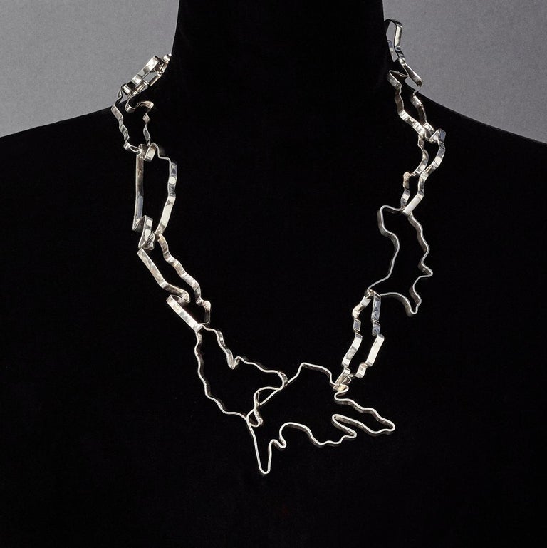 Made by hand in Nathalie Jean's Milan atelier in limited edition, the Informe Small Chain link necklace is composed of 15 elements in polished sterling silver ribbon. Evoking by turns the gracious morphology of organic molecules or the lace of a