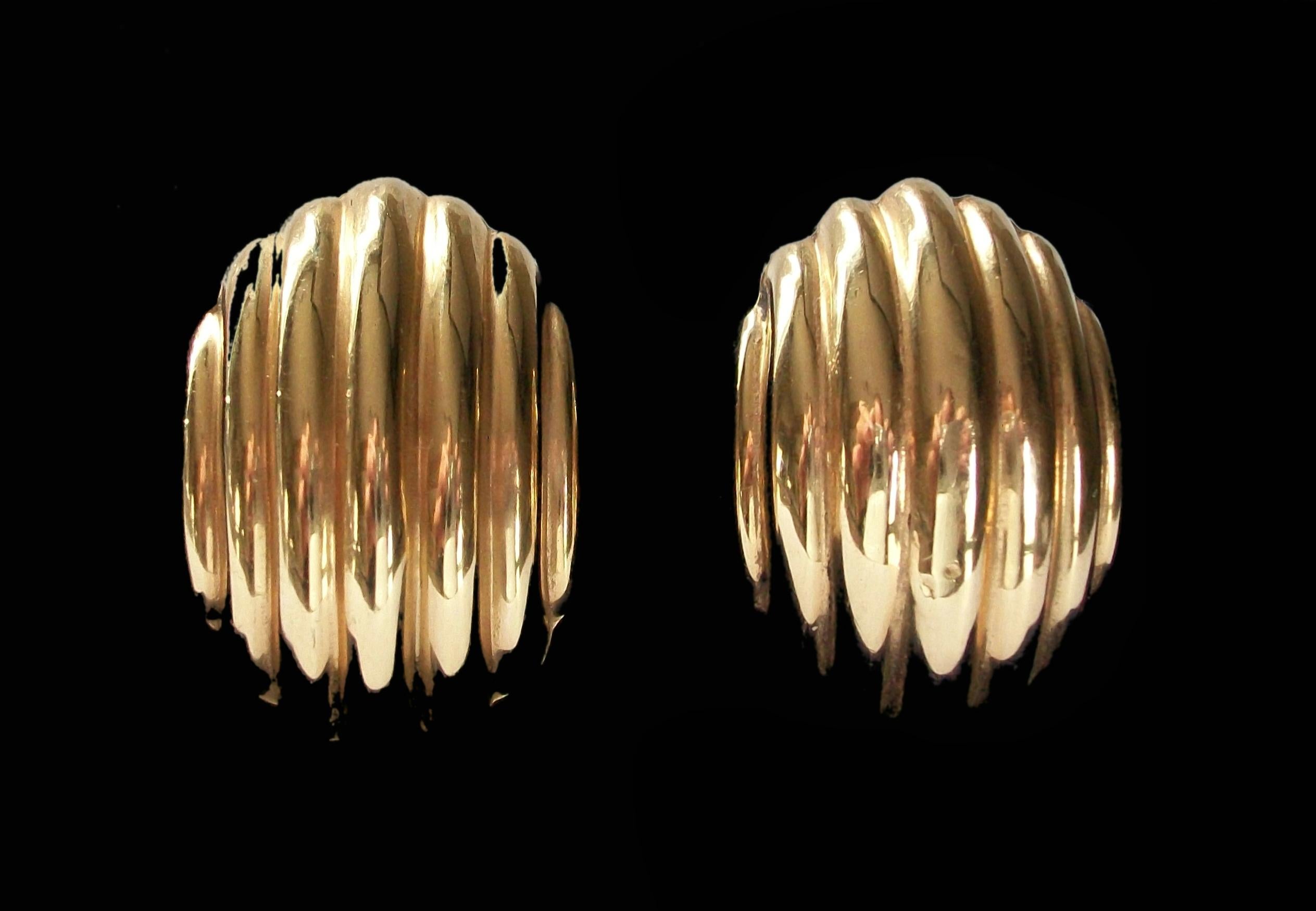 Orecchini a bottone in oro giallo 14K - modello a conchiglia modificato - lavorazione e dettagli di alta qualità - attacchi a vite originali in oro giallo 14K (non forati) di Nathan Berrie & Sons - marchi NAOMI e 14K su ciascuna testa della vite -