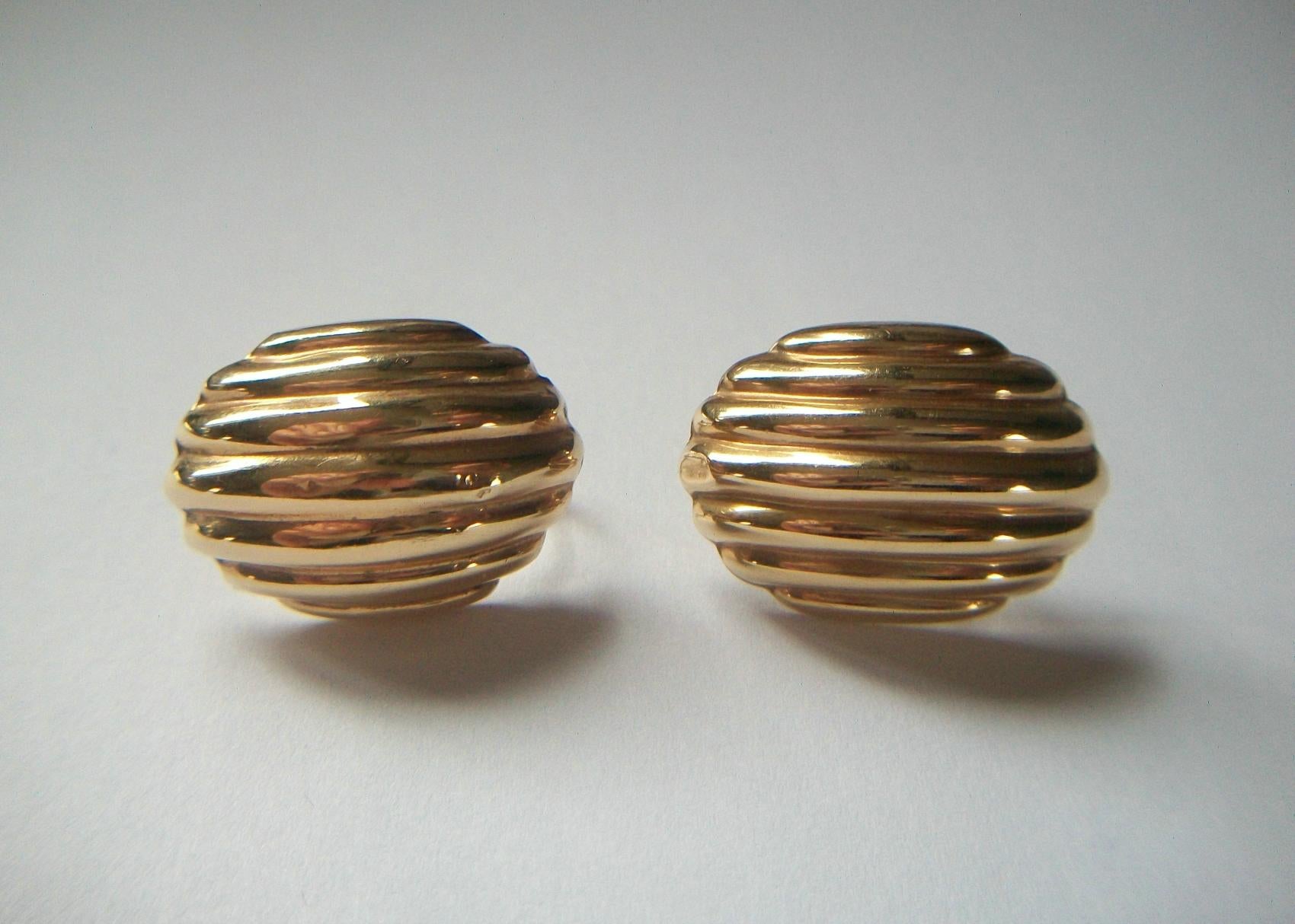 Retro 14k Gold Button Earrings, U.S.A., circa 1950's In Good Condition For Sale In Chatham, CA