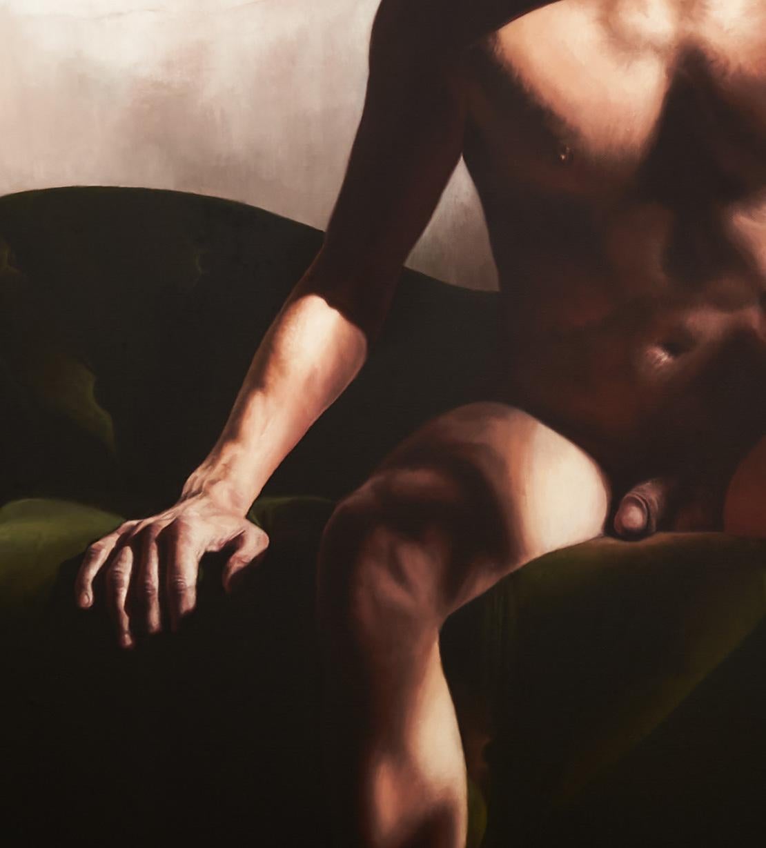 Un momento di intimità viene interrotto mentre lo spettatore osserva questa scena. Thresholds, un ritratto di un uomo nudo seduto su una chaise lounge verde con lo sguardo rivolto verso il basso in preda a profondi pensieri, è illuminato da una