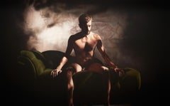 Threshold - Quadro di grandi dimensioni raffigurante un uomo nudo seduto su una chaise longue verde
