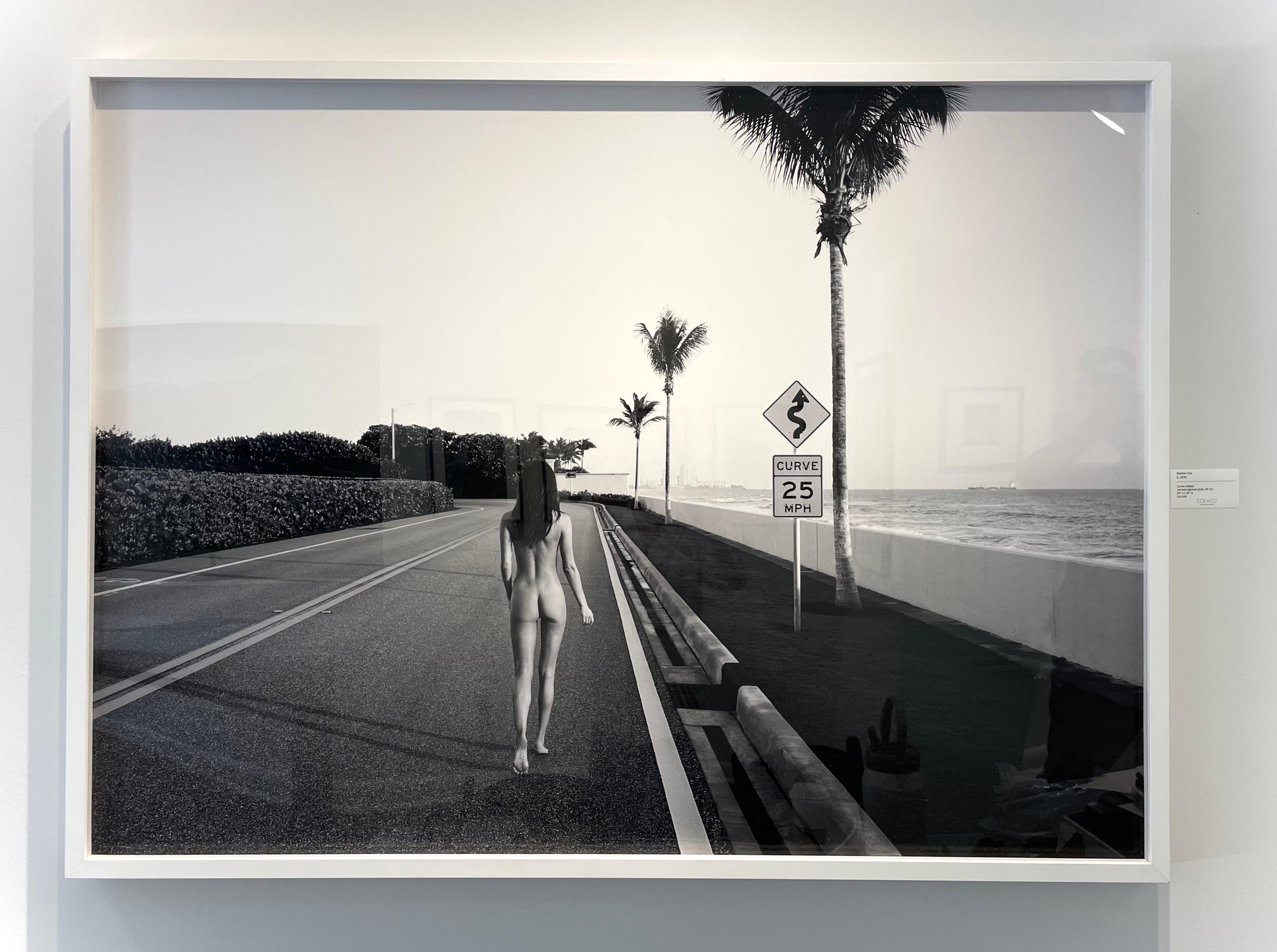 Curvas hacia delante - Photograph Contemporáneo de Nathan Coe
