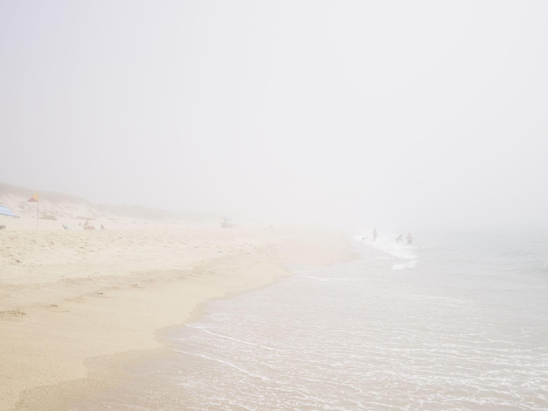Color Photograph di Nathan Coe - Donne nebbiose
