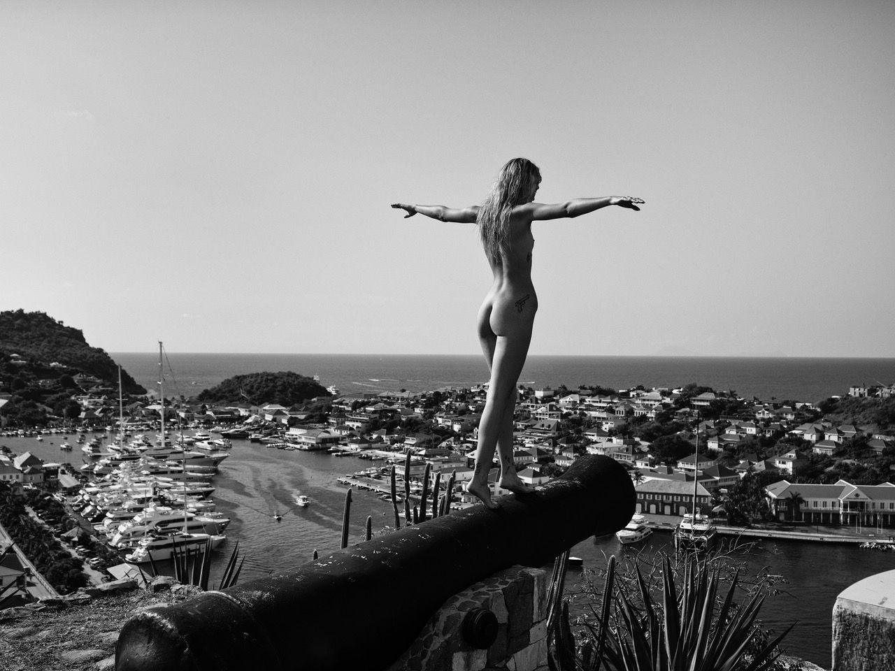 Nathan Coe Nude Photograph – Rettung