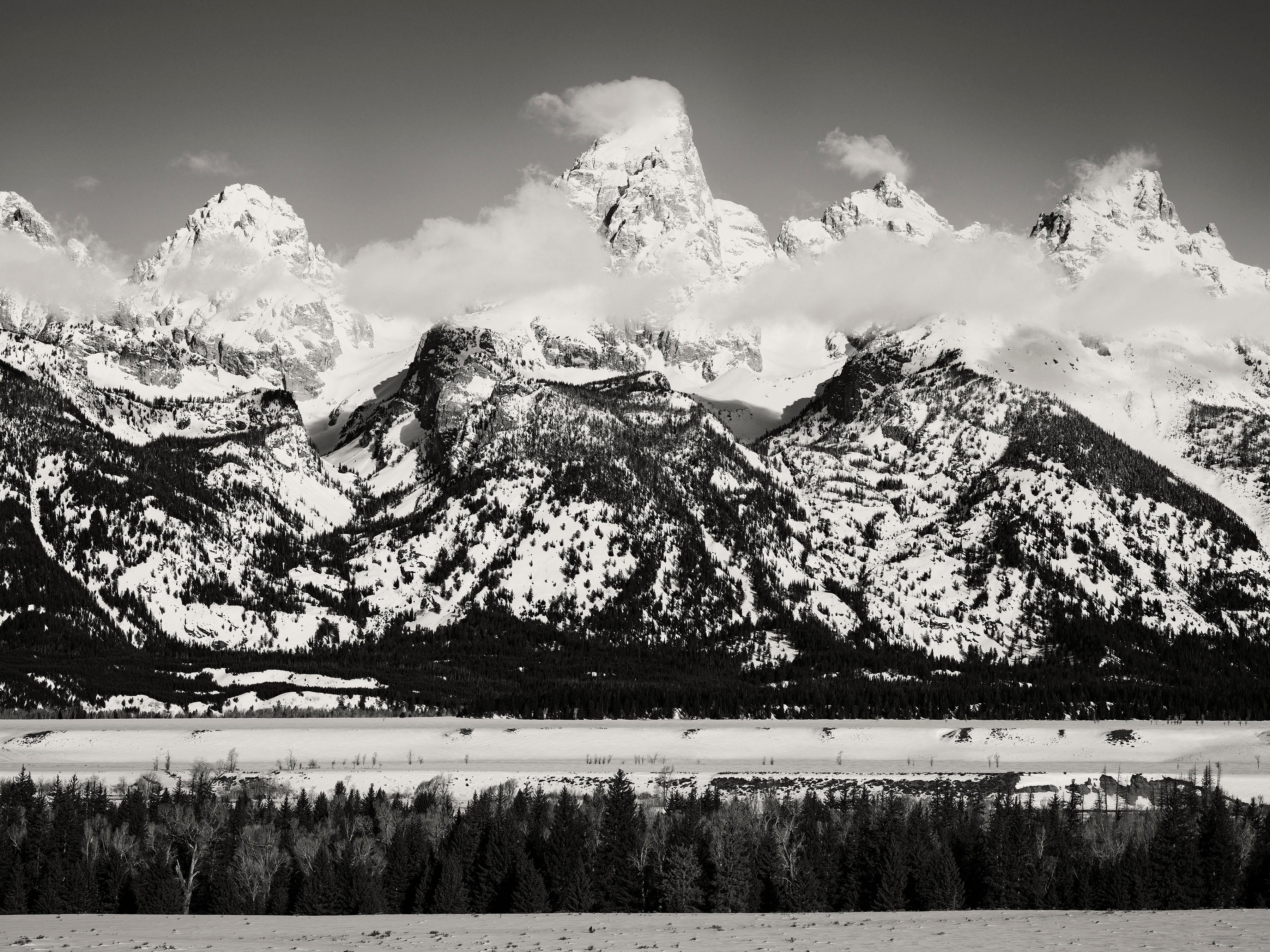 Nathan Coe Black and White Photograph – Räuchernde Tetons