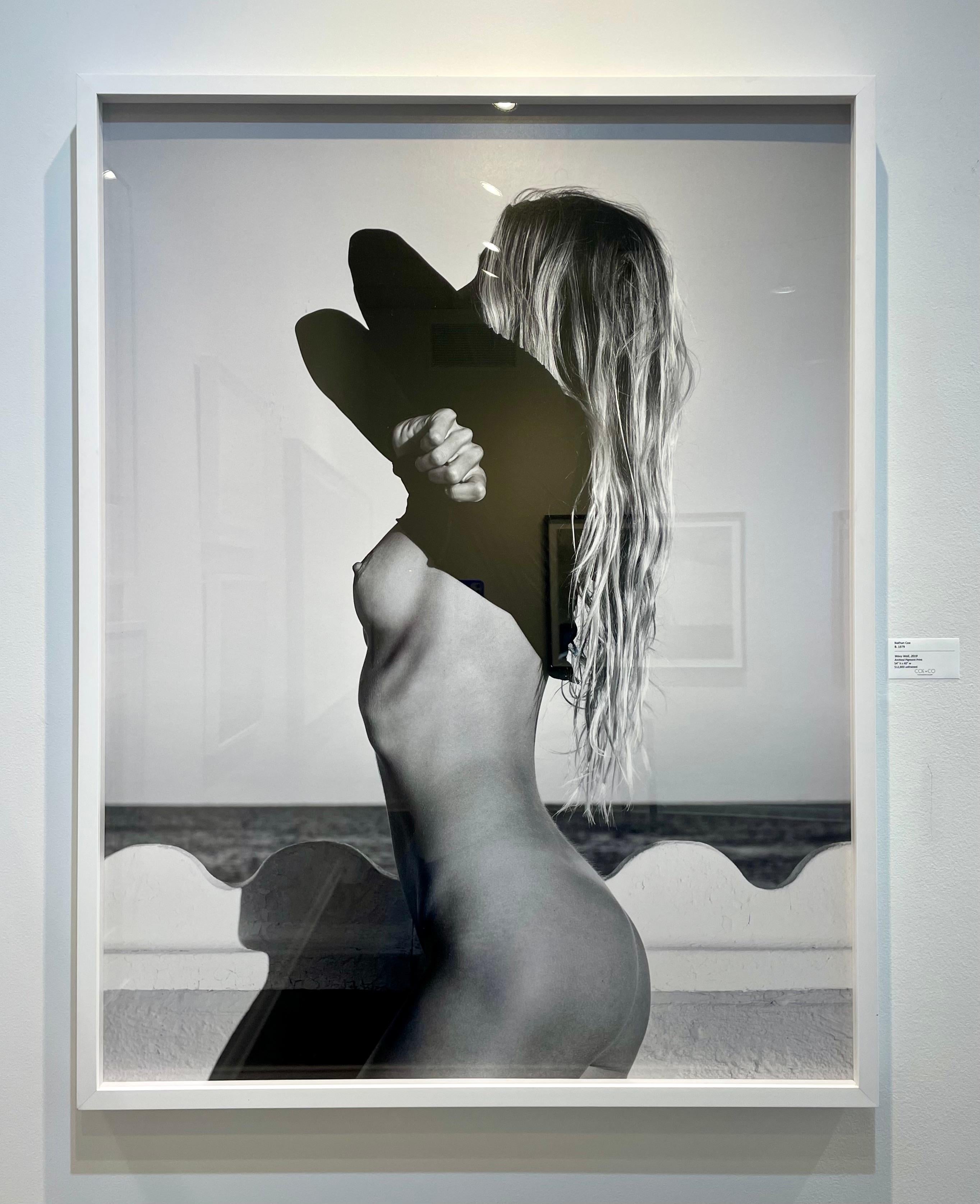 Gewellte Wand – Photograph von Nathan Coe
