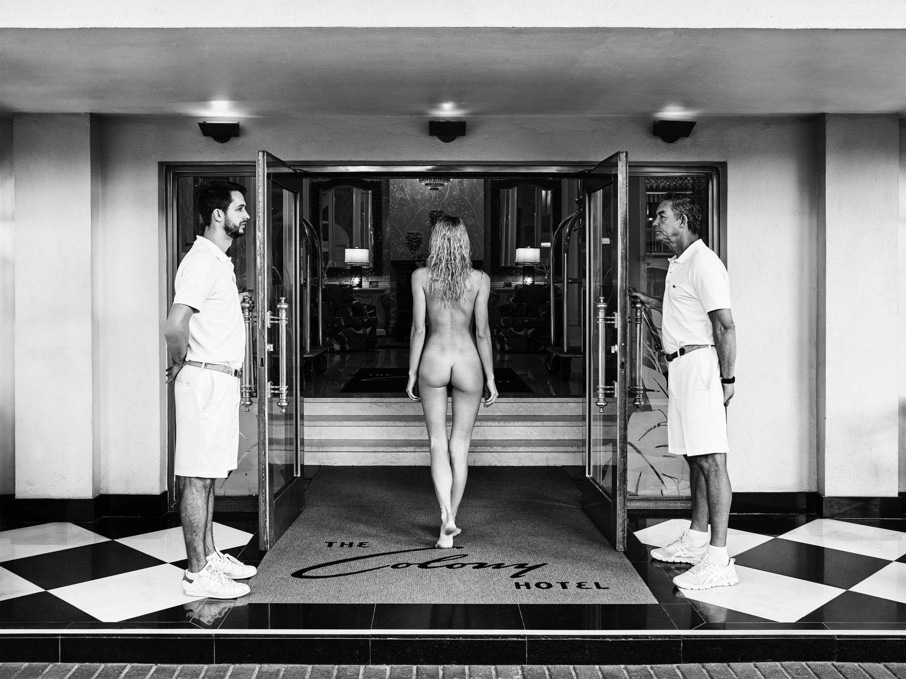 Black and White Photograph Nathan Coe - Bienvenue