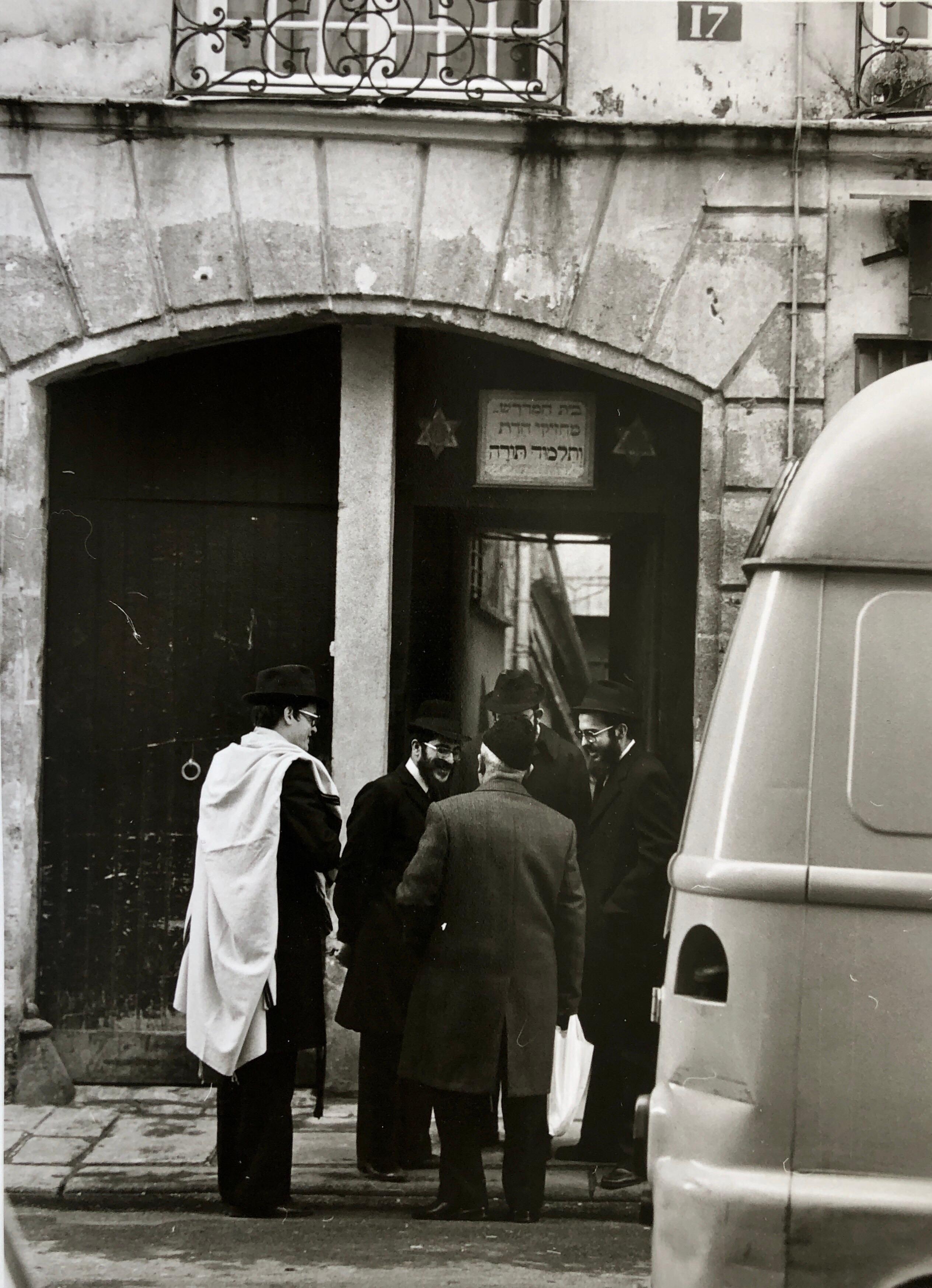Vintage Signed Silver Gelatin Photograph Chabad Shul Pletzl Paris Judaica Photo For Sale 1