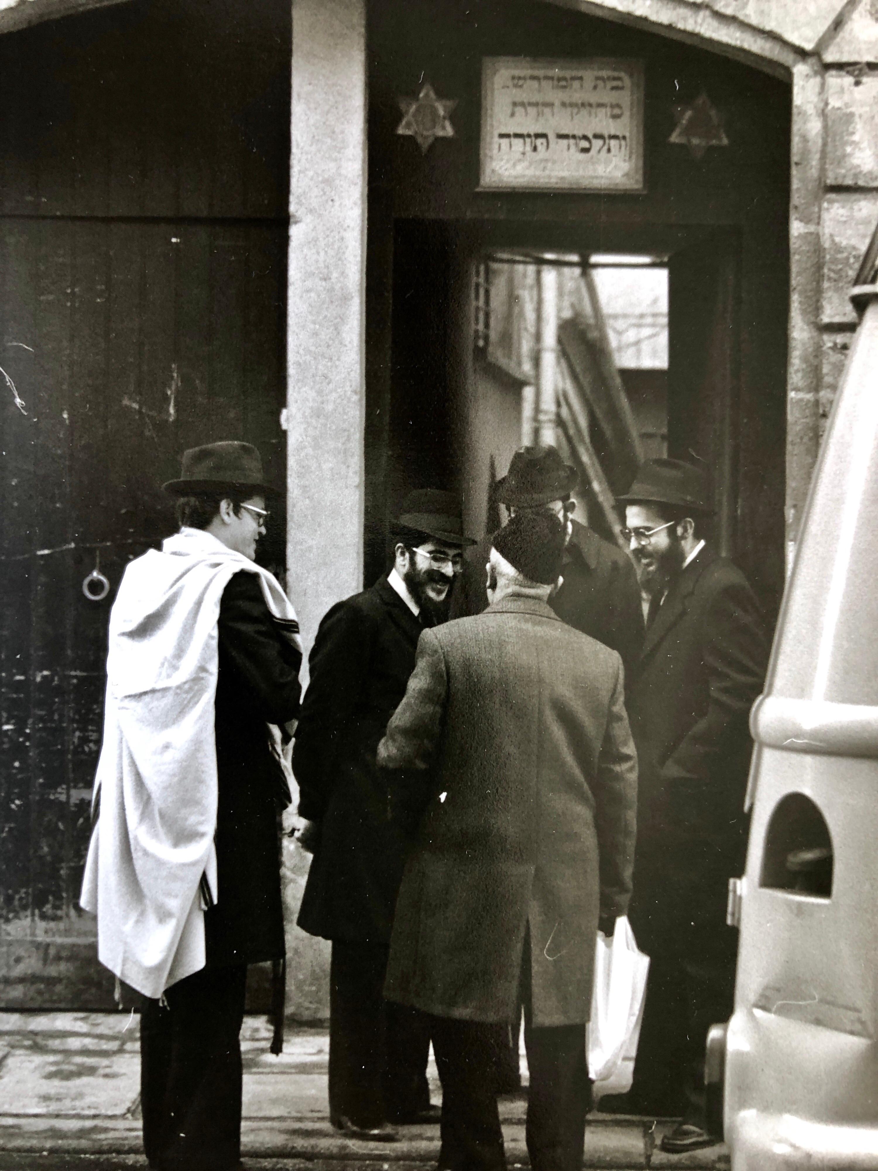 Vintage Signed Silver Gelatin Photograph Chabad Shul Pletzl Paris Judaica Photo For Sale 2